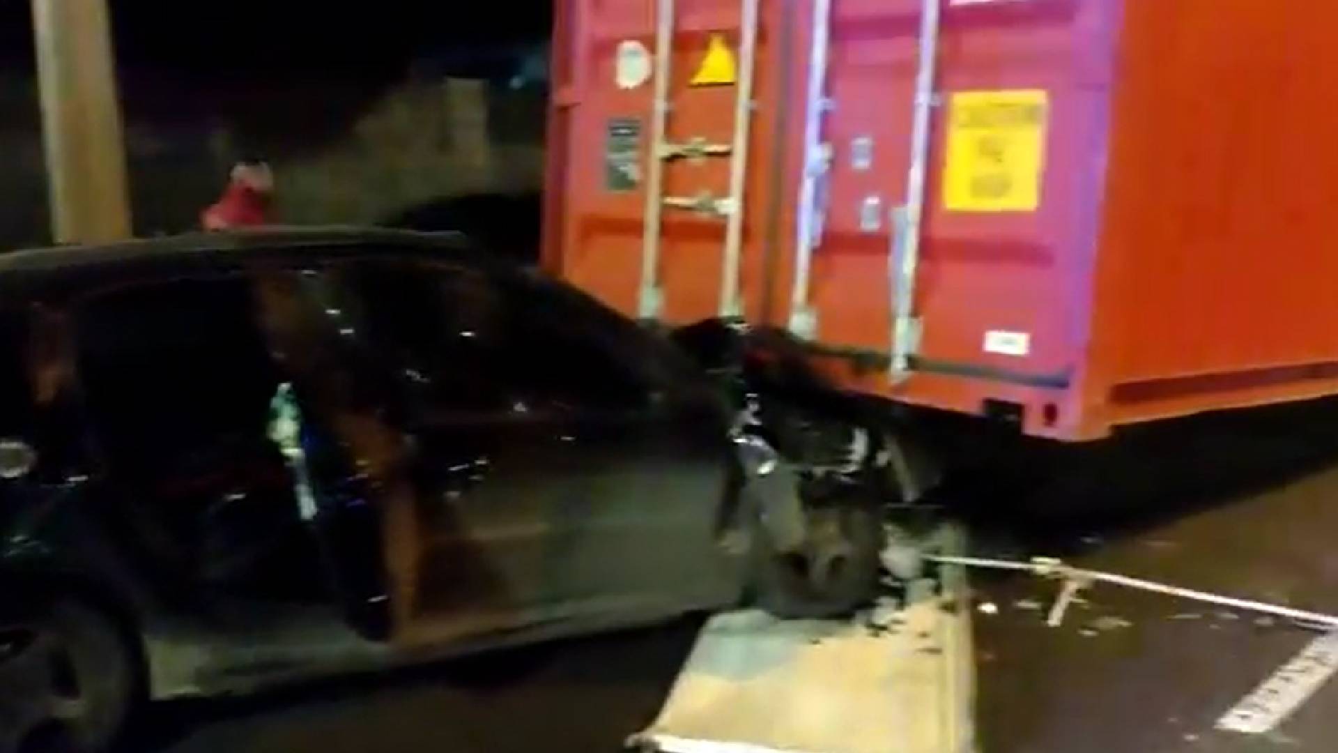 Al desprenderse, el container aplastó la parte delantera de un auto