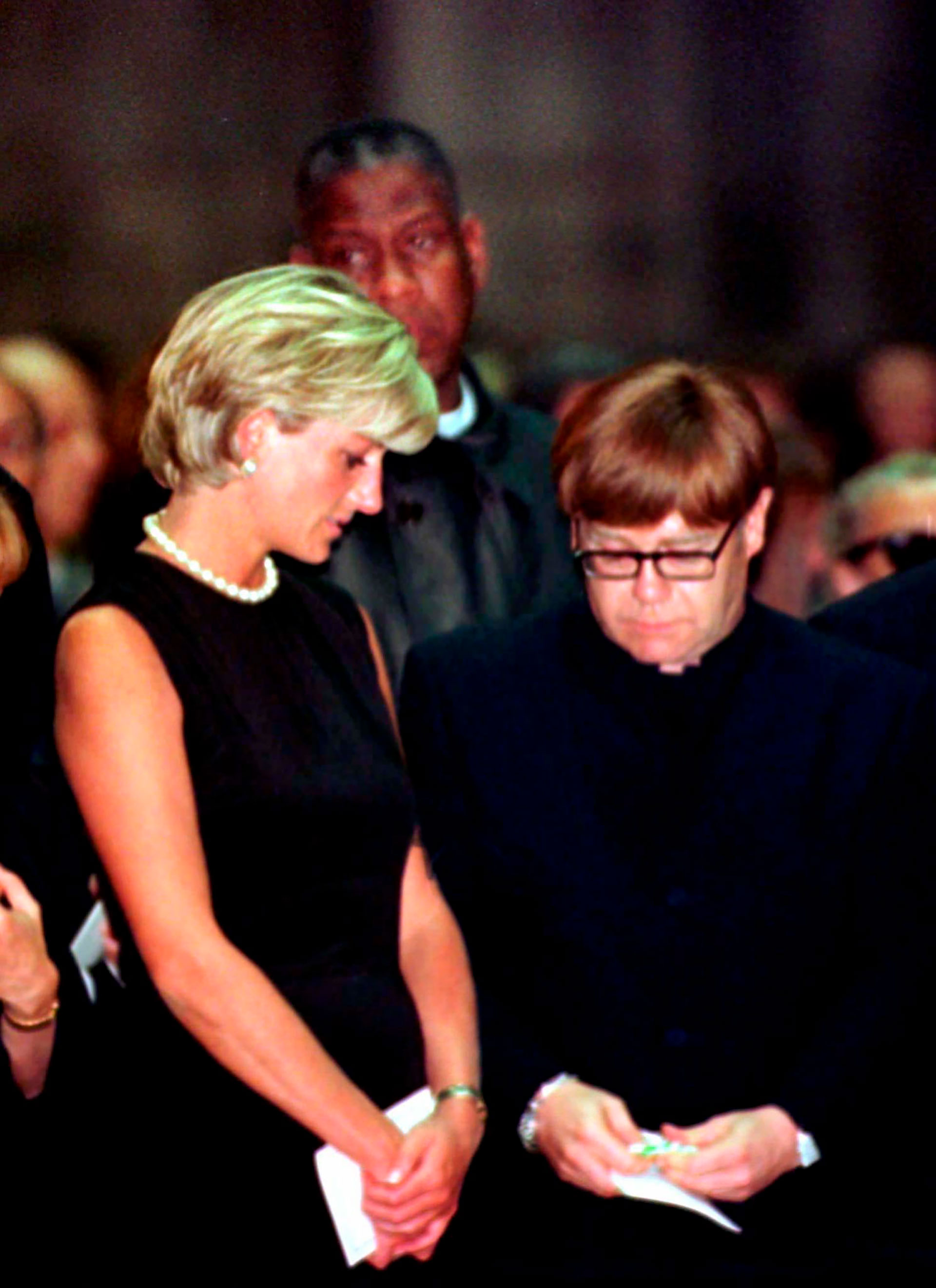 La princesa Diana y Elton John  juntos en el funeral de  Gianni Versace 
(Foto: VERSACE ITALY)