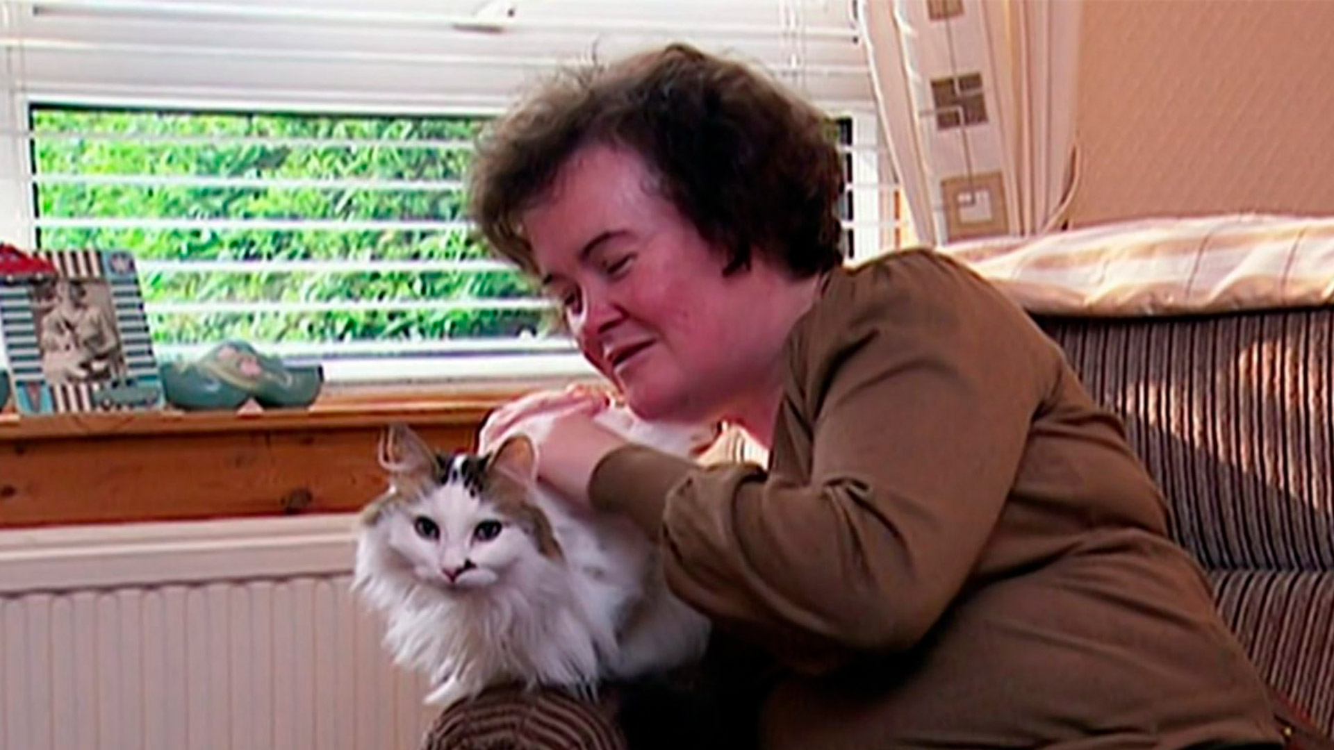 For years she lived accompanied by her cat Pebbles