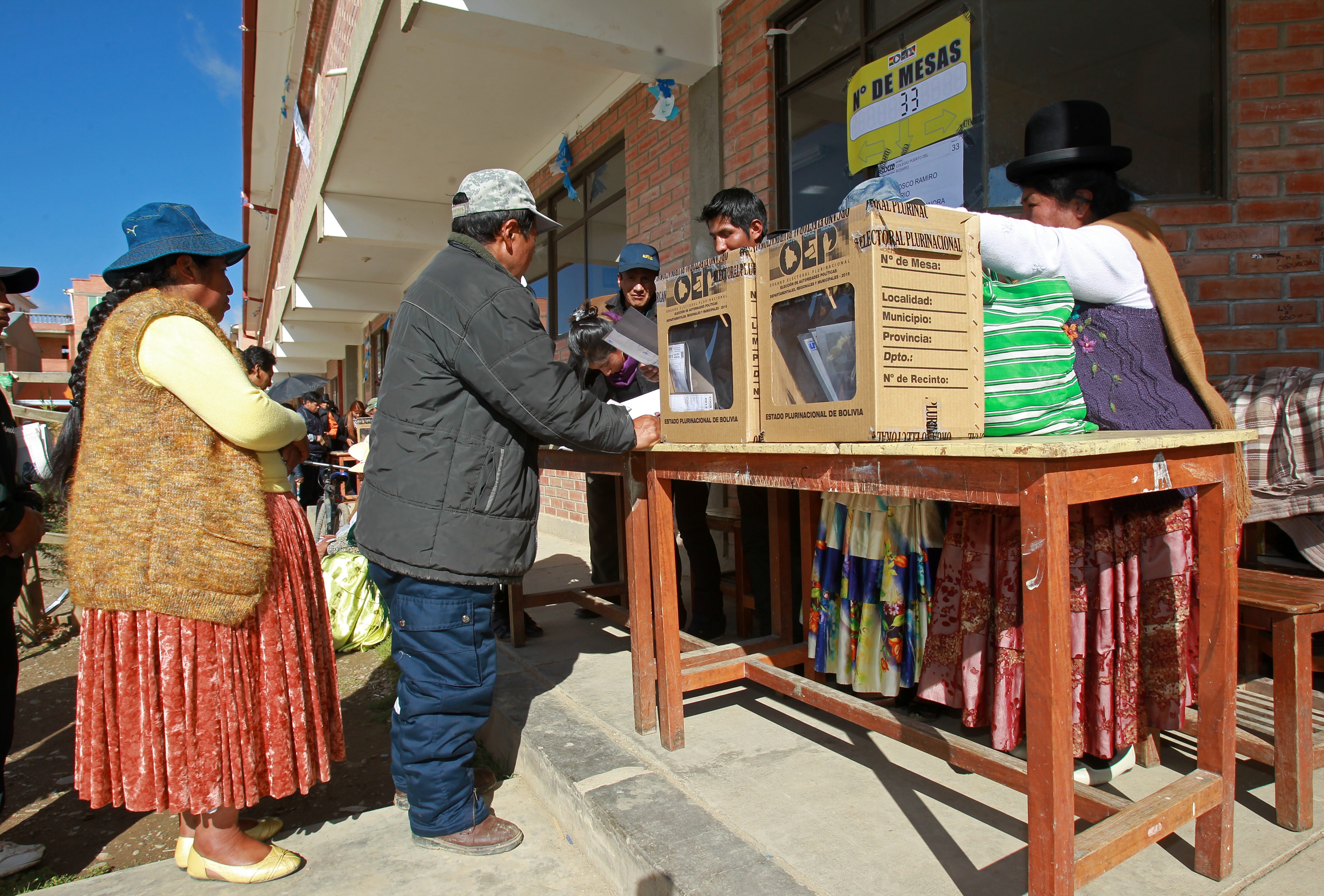 Ciudadanos votando en El Alto (Bolivia). EFE/Martin Alipaz/Archivo
