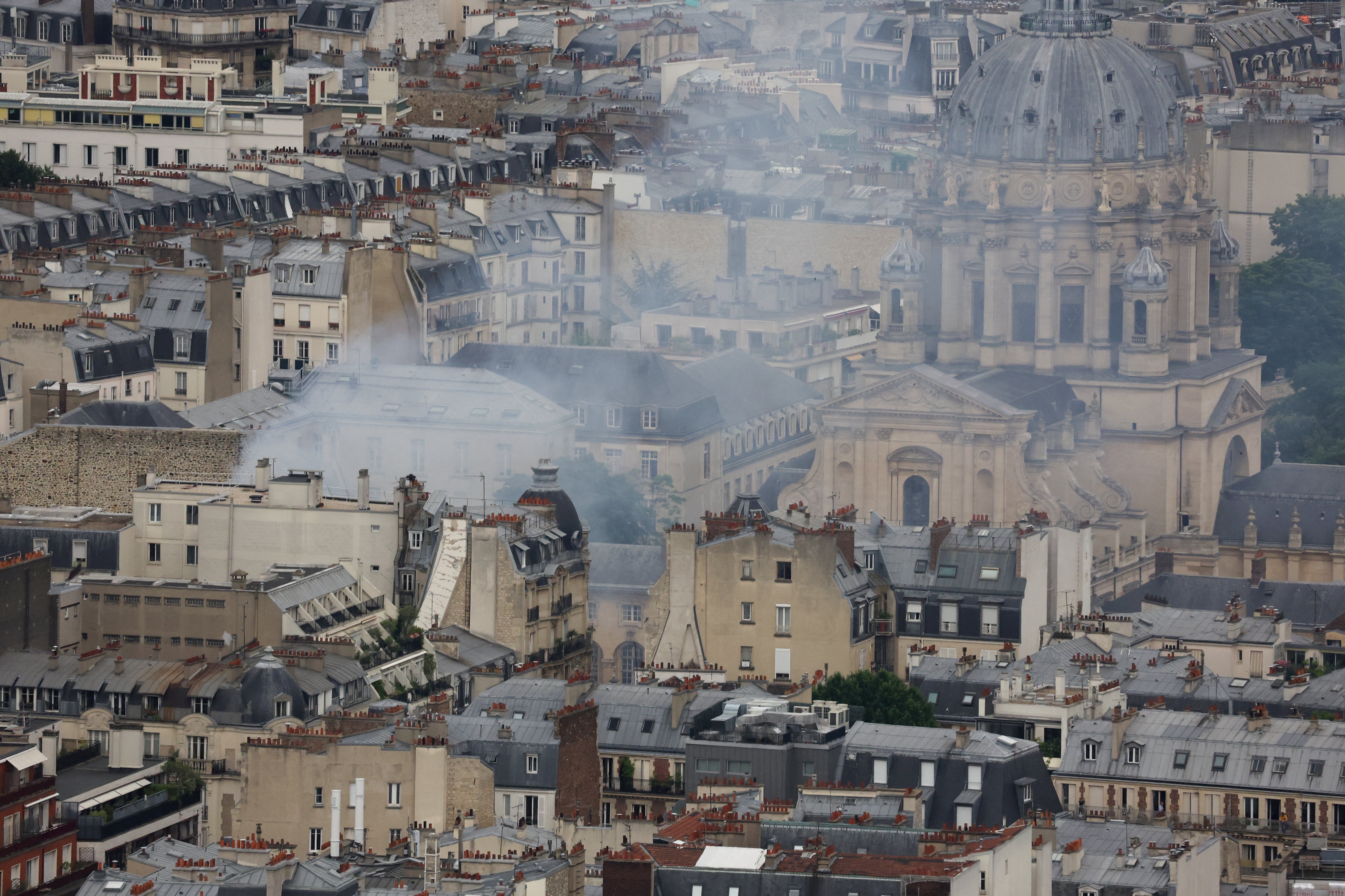 El humo se eleva por encima de los tejados tras una explosión en el quinto distrito de París (REUTERS/Stephanie Lecocq)