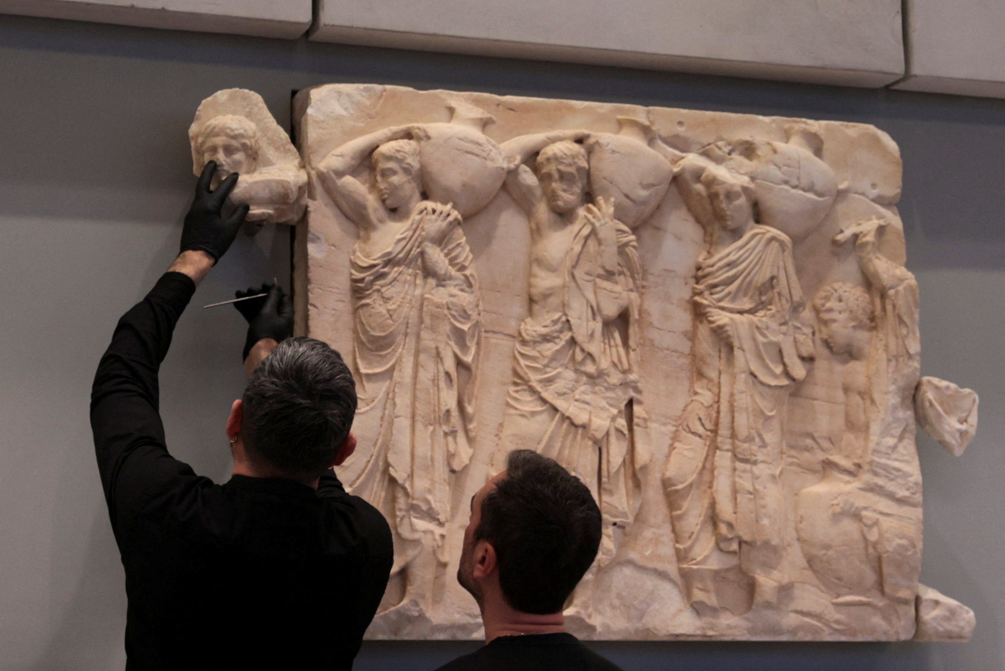 Tras las demandas de restitución, el Vaticano devolvió a Grecia tres fragmentos de mármol del Partenón (REUTERS)