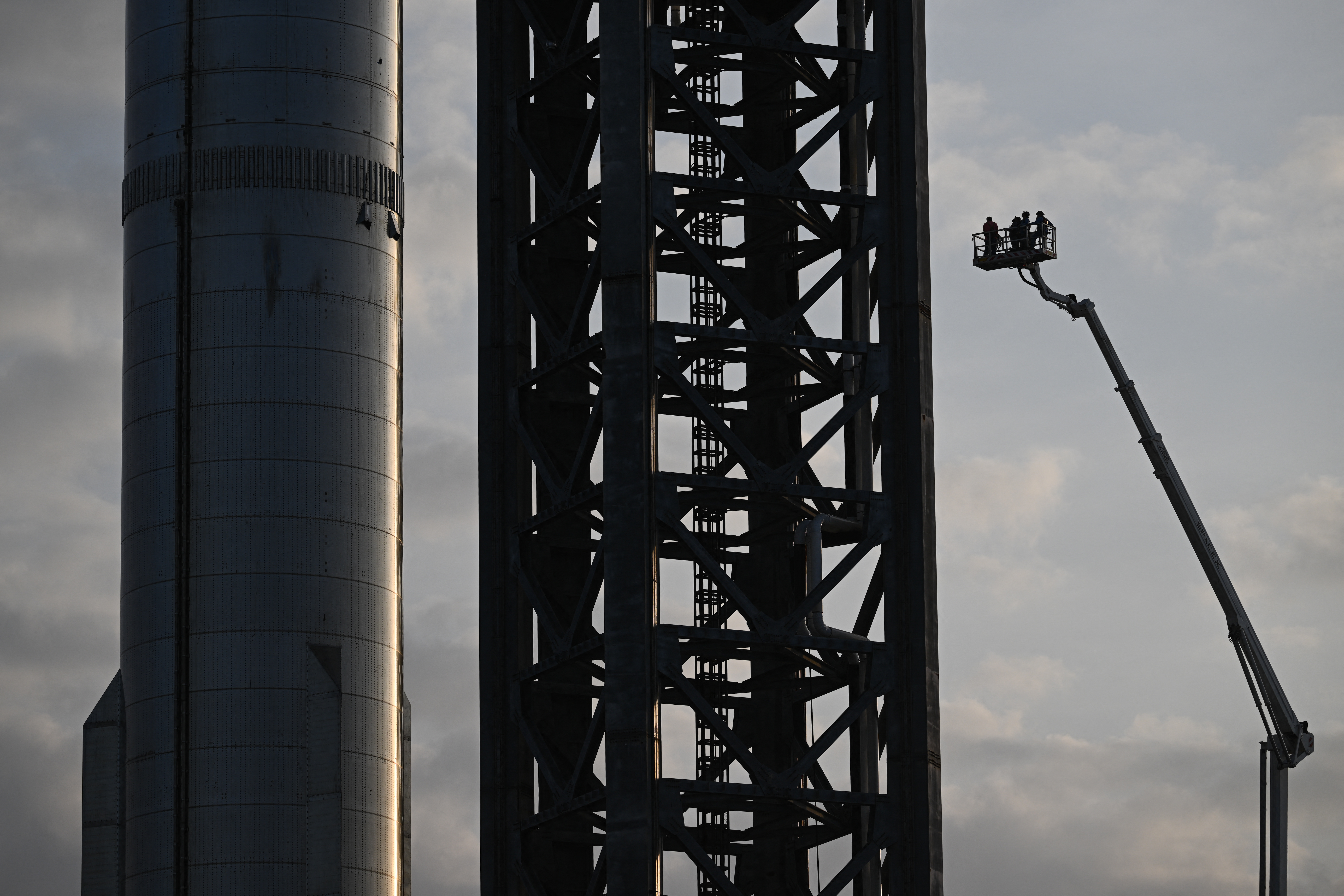 Los técnicos continúan trabajando en el lanzamiento del mega cohete Starship para su primer vuelo de prueba (Patrick T. Fallon / AFP)