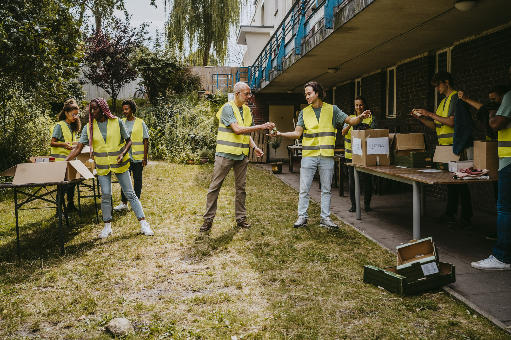 La ONU estima que al menos el 14% de la población mundial colabora en alguna tarea solidaria (Getty)