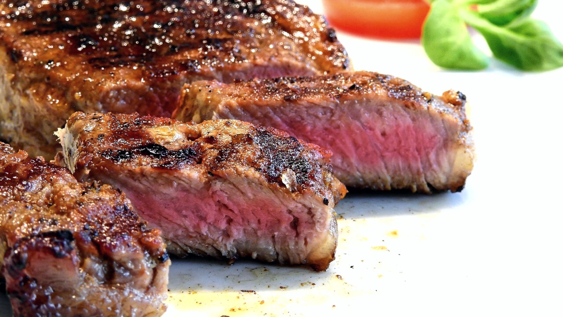 Los peligros de comer carne poco hecha y cómo evitarlos, según la AESAN