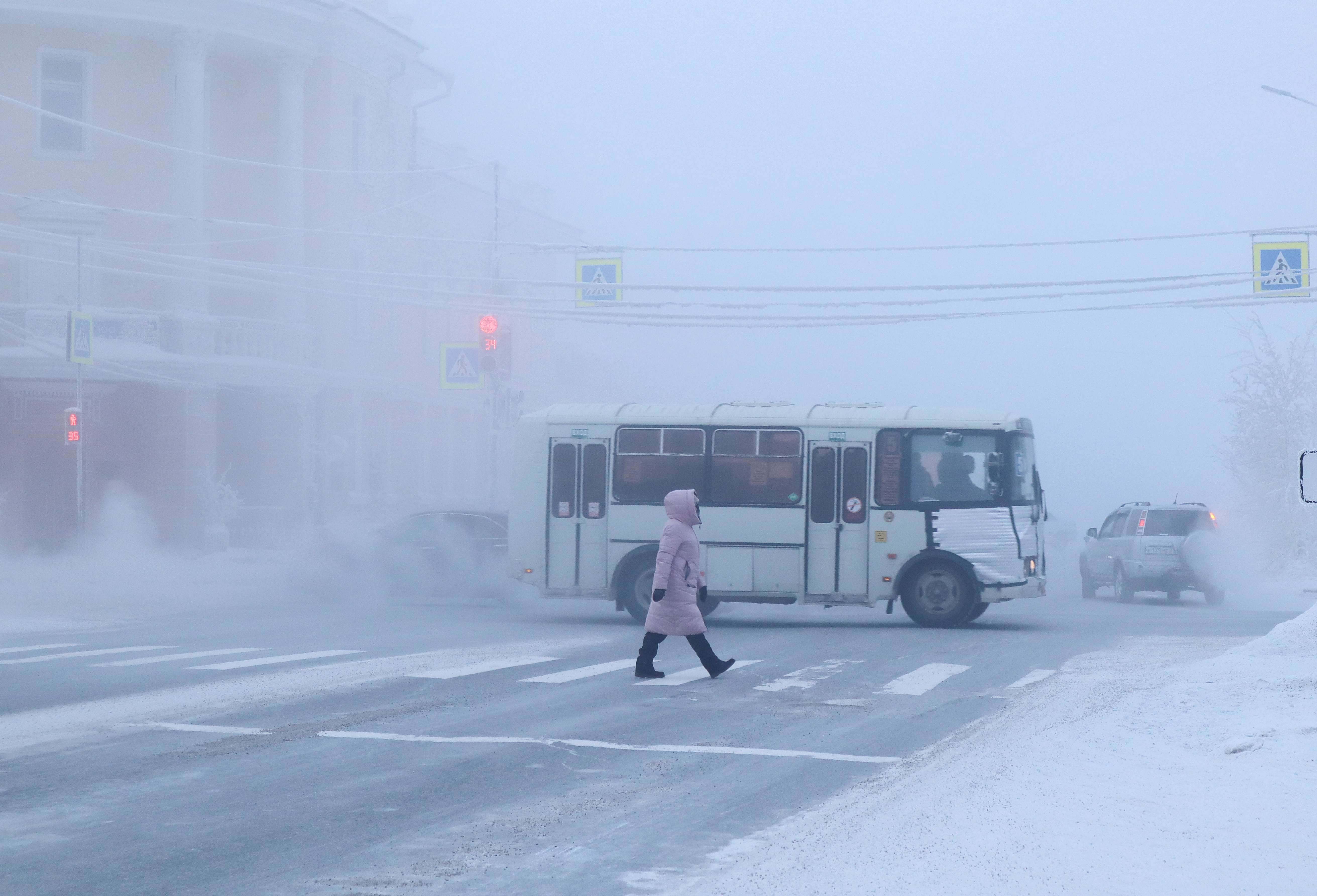 Un peatón cruza una carretera en un día helado en Yakutsk, Rusia, 15 de enero de 2023 (Reuters)