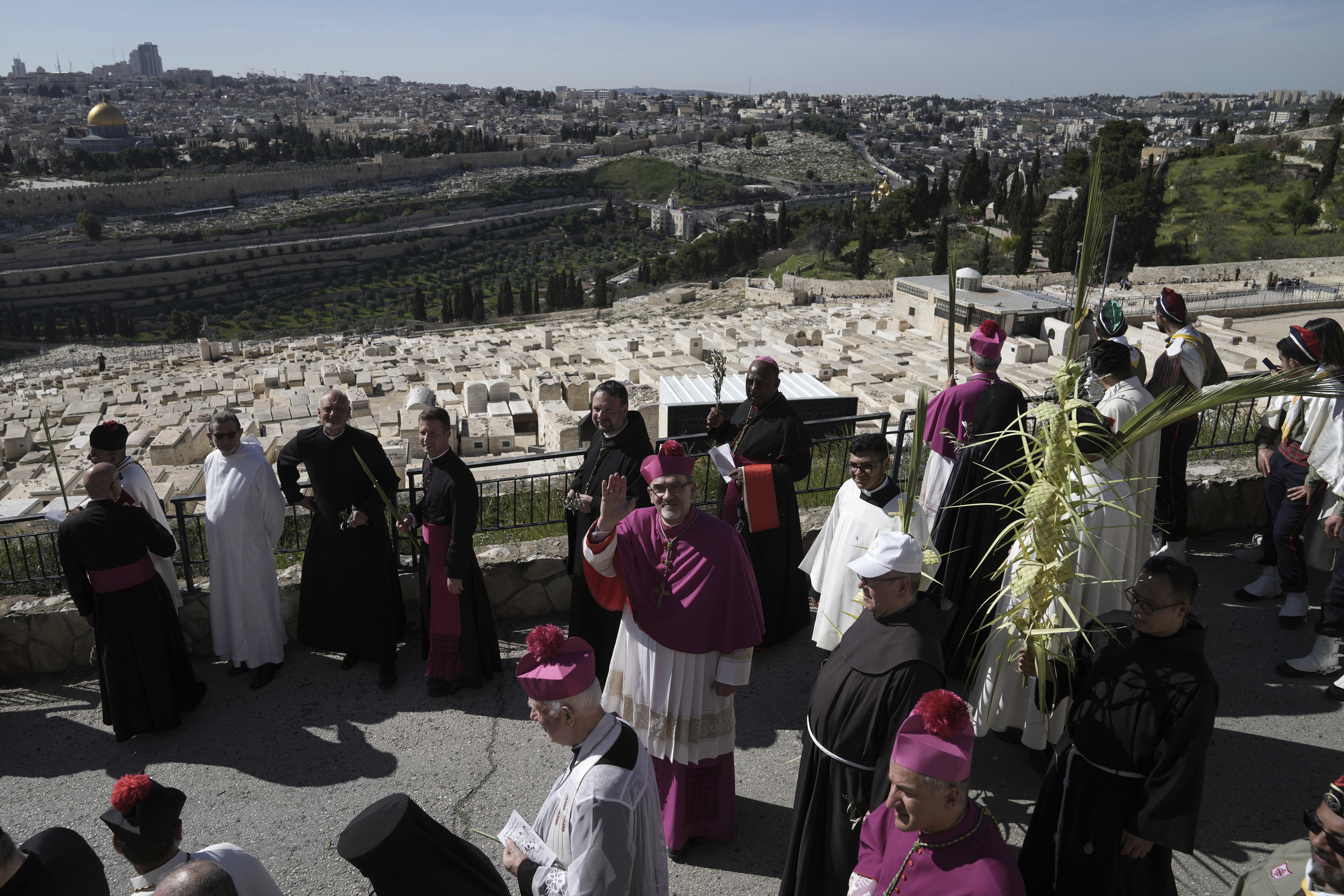 Pierbattista Pizzaballa, patriarca de Jerusalén (centro) en la procesión por el Domingo de Ramos en Jerusalén el 2 de abril de 2023., saliendo desde el Monte de los Olivos. (AP/Mahmoud Illean)