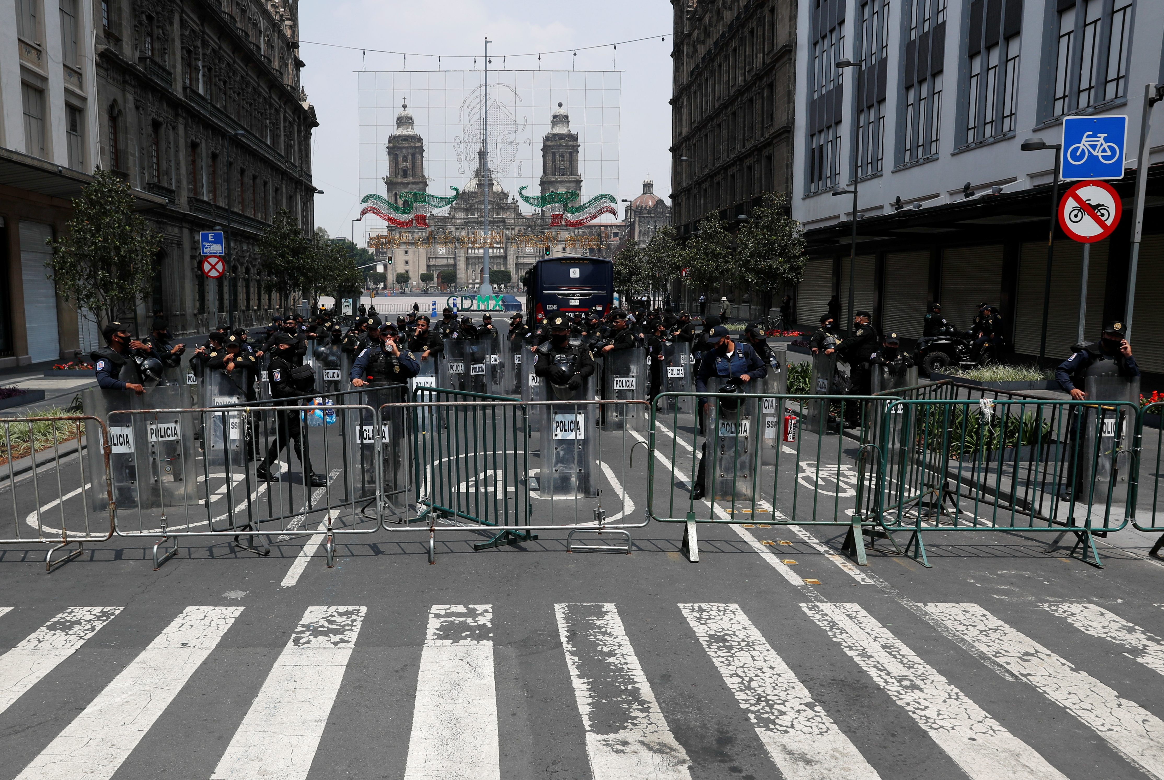 Agentes de policía montan guardia mientras familiares de estudiantes desaparecidos asisten a una protesta frente a la Corte Suprema de Justicia, antes del sexto aniversario de la desaparición de 43 estudiantes de la Escuela de Formación de Maestros de Ayotzinapa, en la Ciudad de México, México 23 de septiembre de 2020.