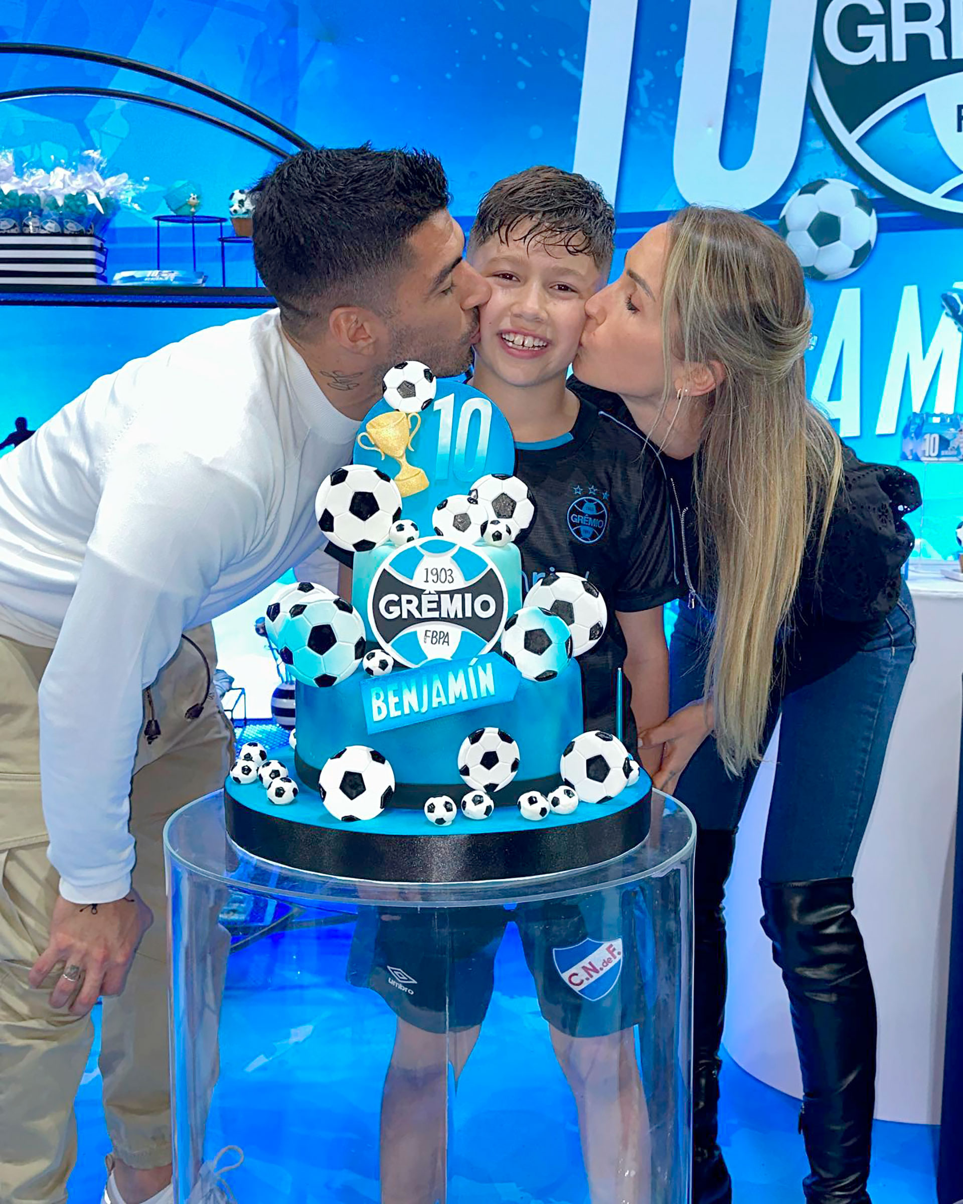 Luis Suárez celebró el cumpleaños de su hijo en una cancha de fútbol, se  metió a jugar y un video del partido se hizo viral en redes - Infobae