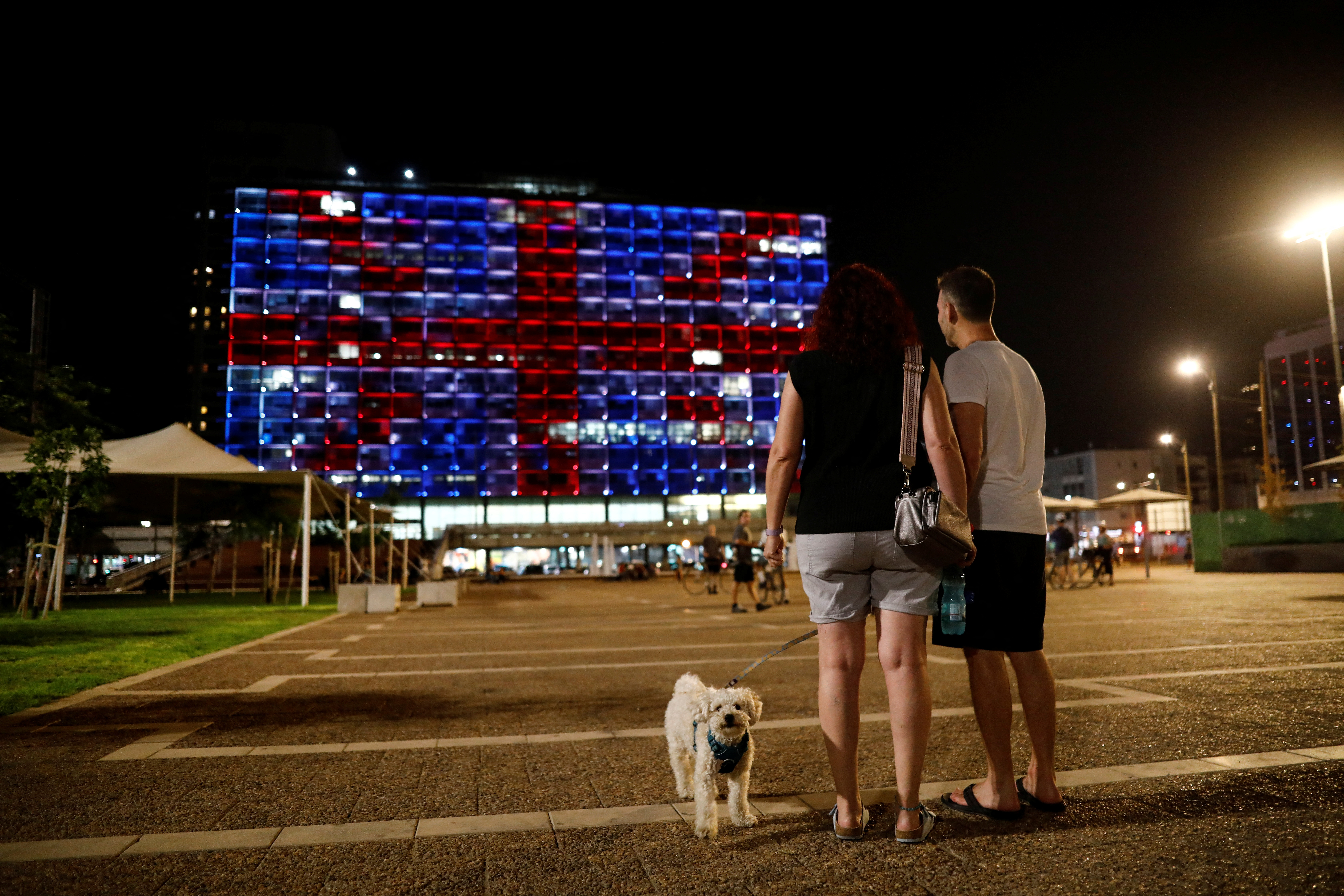 El edificio de la municipalidad de Tel Aviv, en Israel, lució la bandera británica