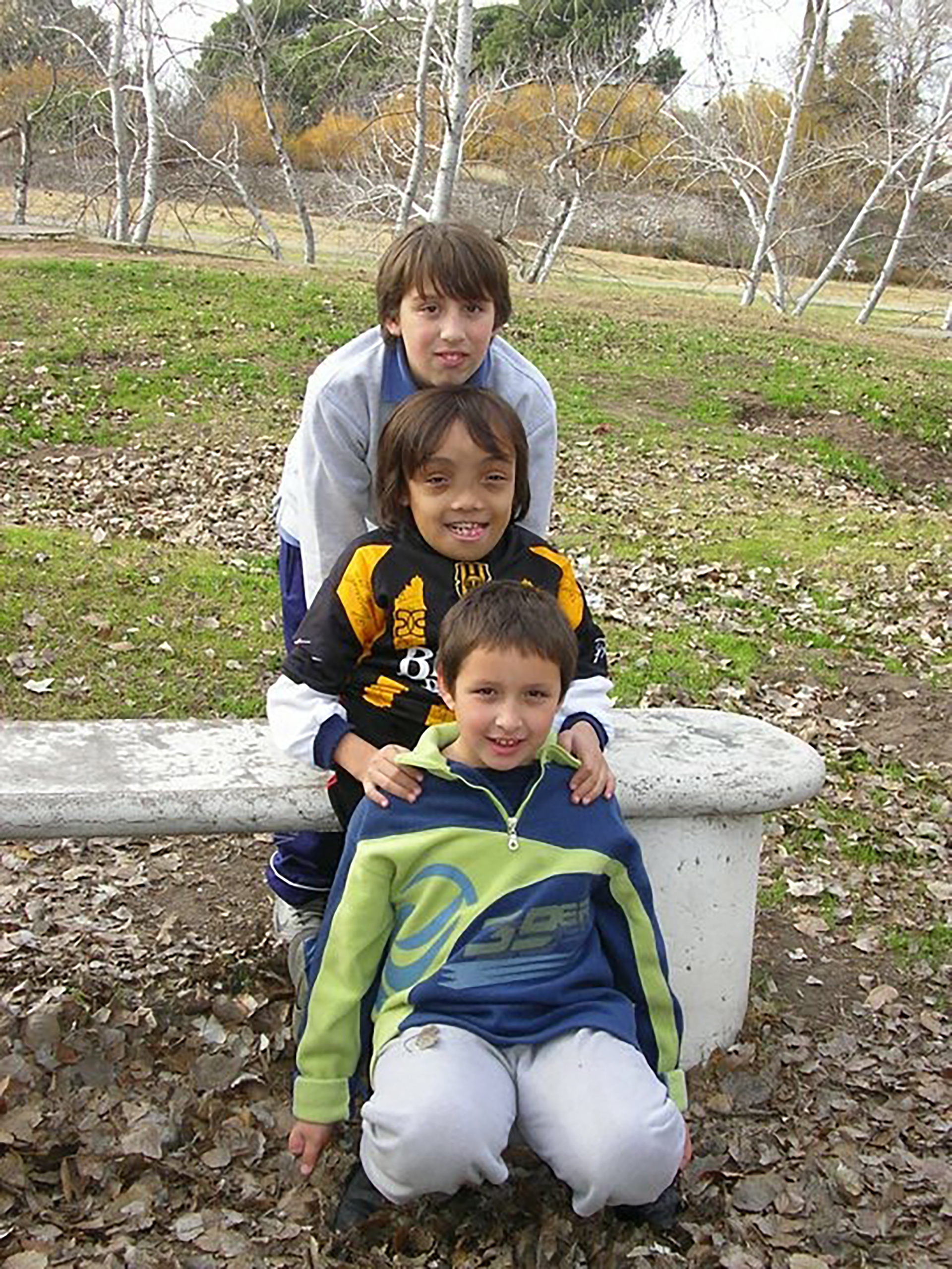 Lucas en su infancia, junto a sus hermanos. Empezó a usar silla de ruedas a los ocho años