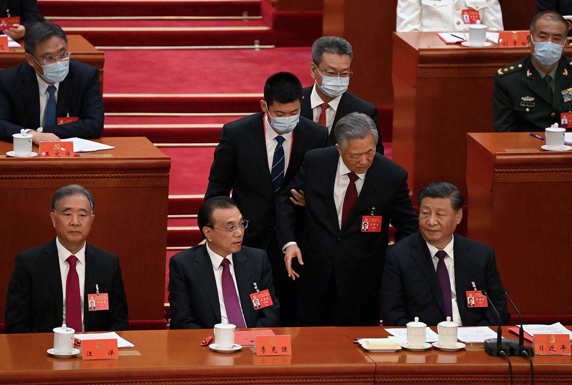 El presidente de China, Xi Jingping, ordena la expulsión del expresidente Hu Jintao de la ceremonia del Congreso Comunista.