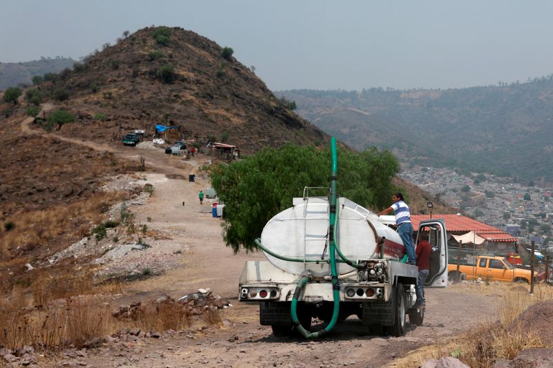Un camión cisterna distribuye agua gratis a las casas como parte de los esfuerzos del gobierno local en el barrio Tablas del Pozo, donde la escasez del líquido complica la lucha por contener la propagación del coronavirus, en el municipio Ecatepec, en el Estado de México. 16 de abril de 2020. REUTERS / Henry Romero