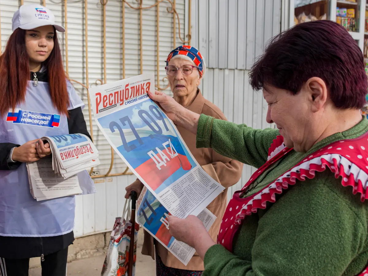 Colaboracionistas ucranianos haciendo propaganda en favor del referendum ordenado por el Kremlin en la ciudad ocupada de Kherson. (Telegram)