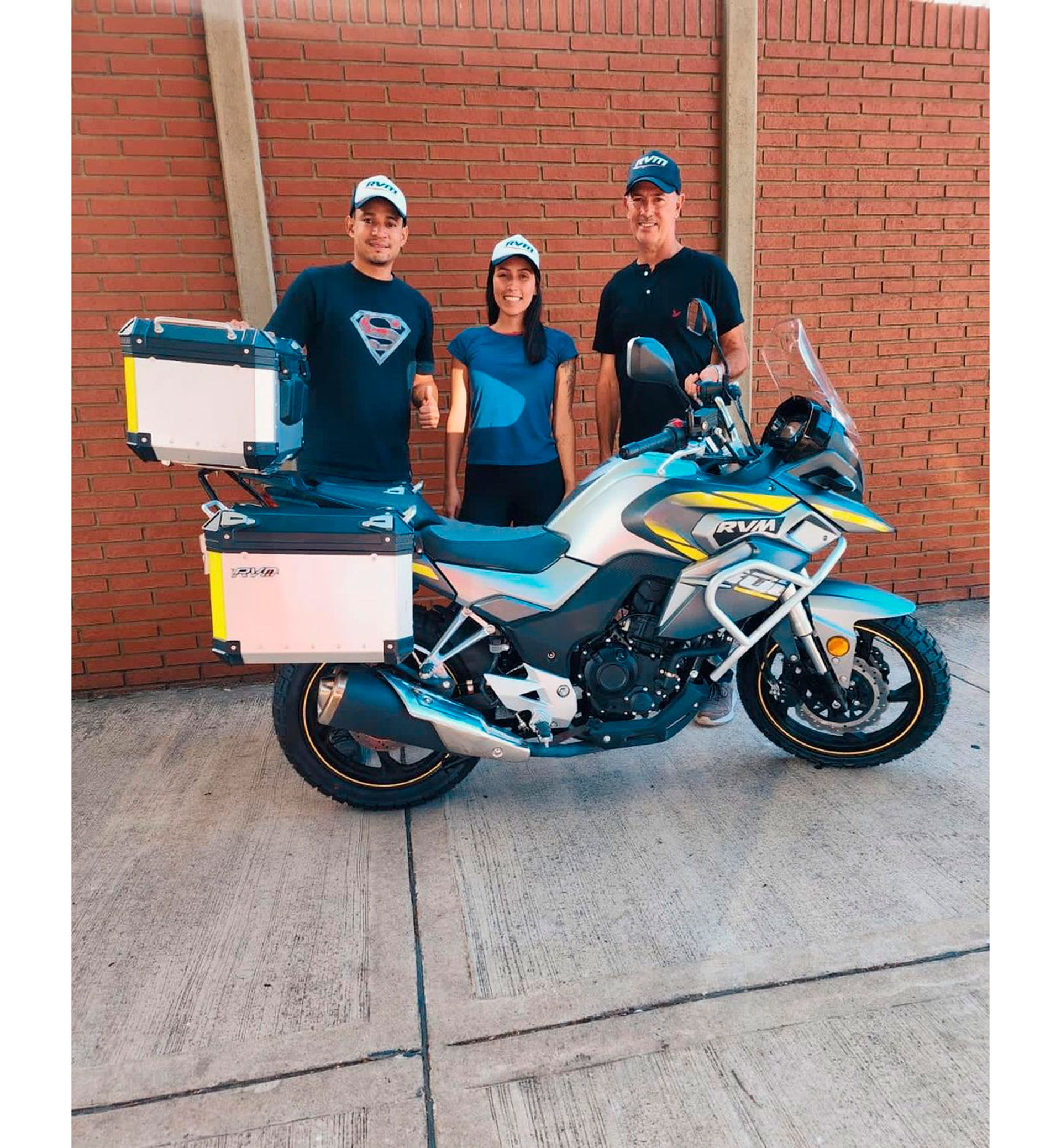 Andrés Corrales y Johana Gaviria junto a Roberto Martínez, el empresario que les obsequió una moto para que puedan continuar su viaje hasta Ushuaia. (@sermoteros)