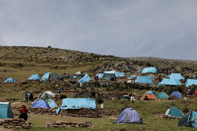 Miembros de comunidades indígenas acampan en la propiedad de la mina de cobre Las Bambas, de propiedad china, en Las Bambas, Perú. | Foto: REUTERS/Angela Ponce