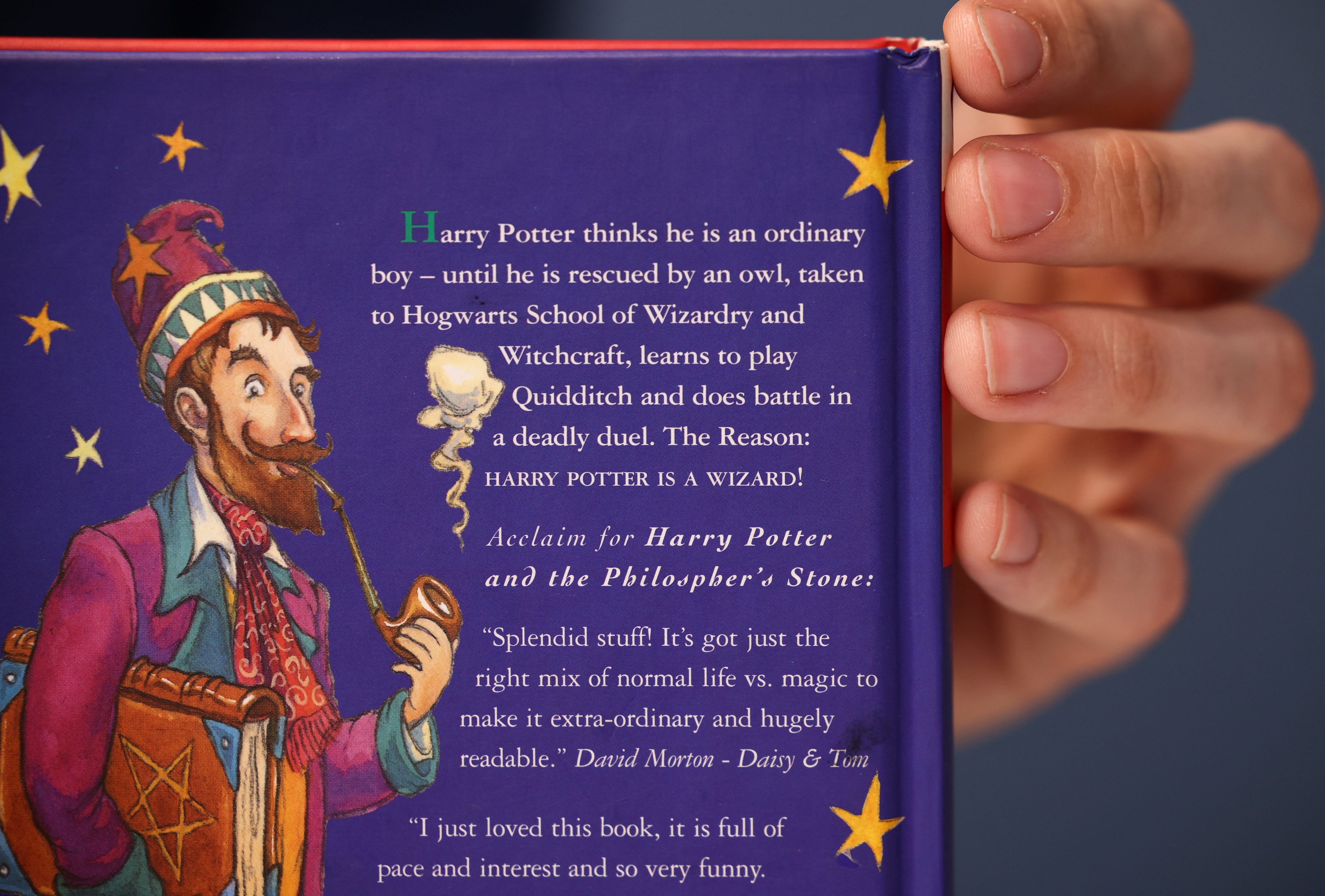 Contratapa. De la primera edicion de "Harry Potter y la piedra filosofal". (Foto REUTERS/Henry Nicholls)