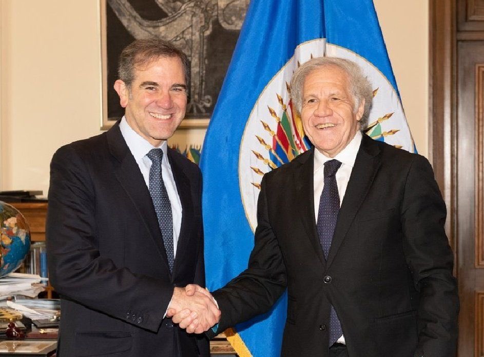 El secretario de la OEA y Lorenzo Córdova (Twitter/@CitlaHM)