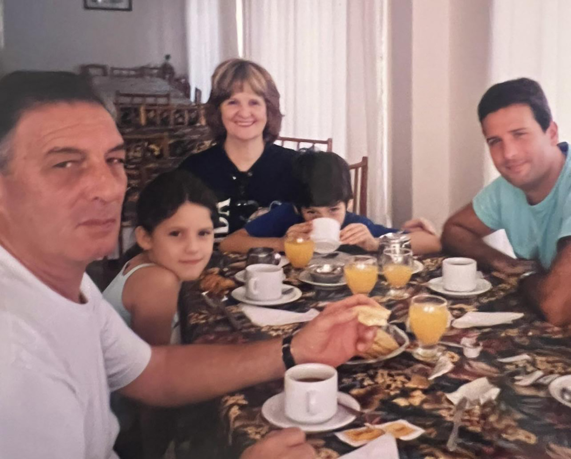 José María Listorti compartiendo desayuno con sus padres, José Miguel y María Adela, y sus sobrinos, Tatiana y Juan Cruz