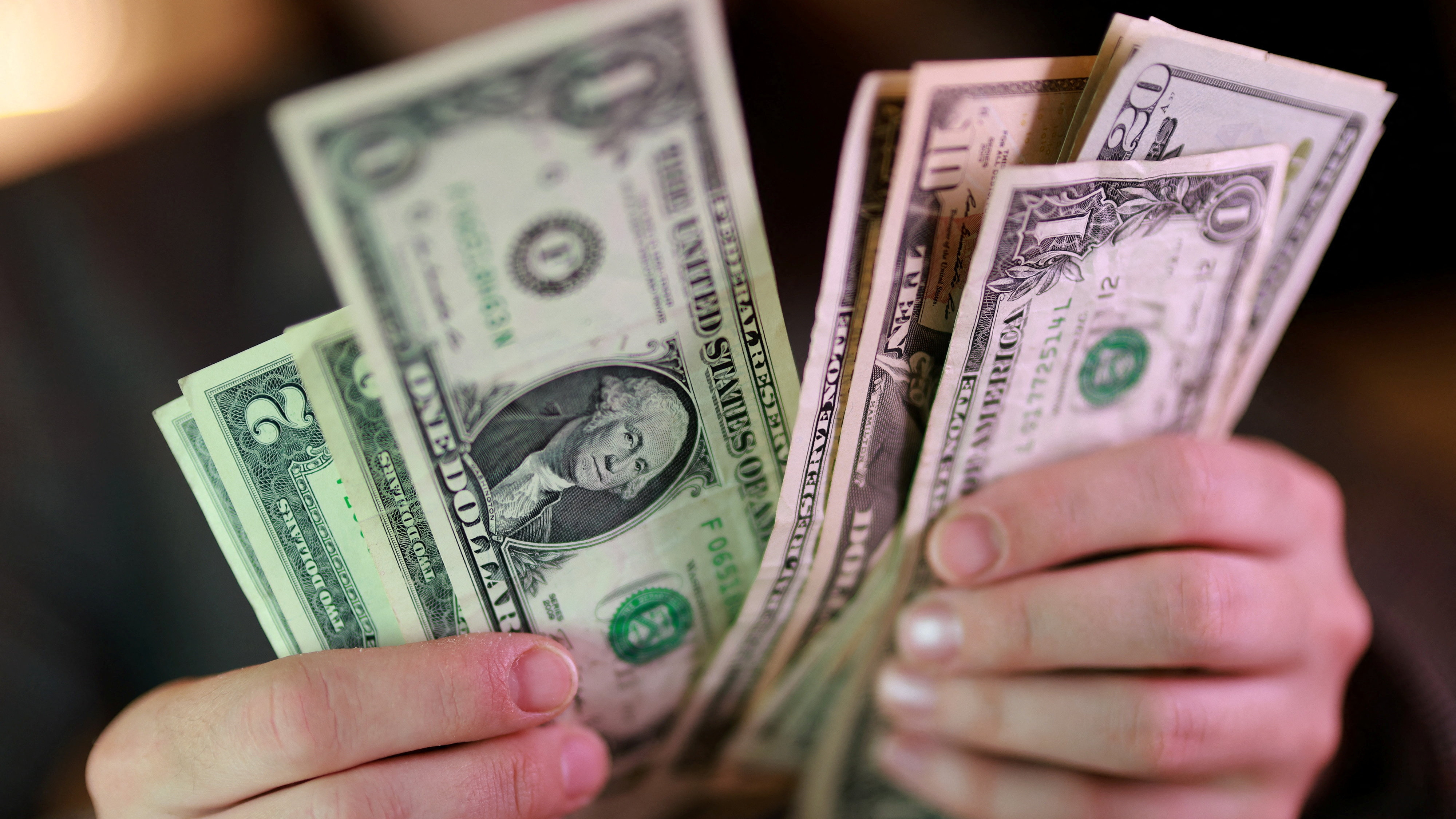 El dólar tuvo una leve baja tras cuatro ruedas consecutivas de subas
