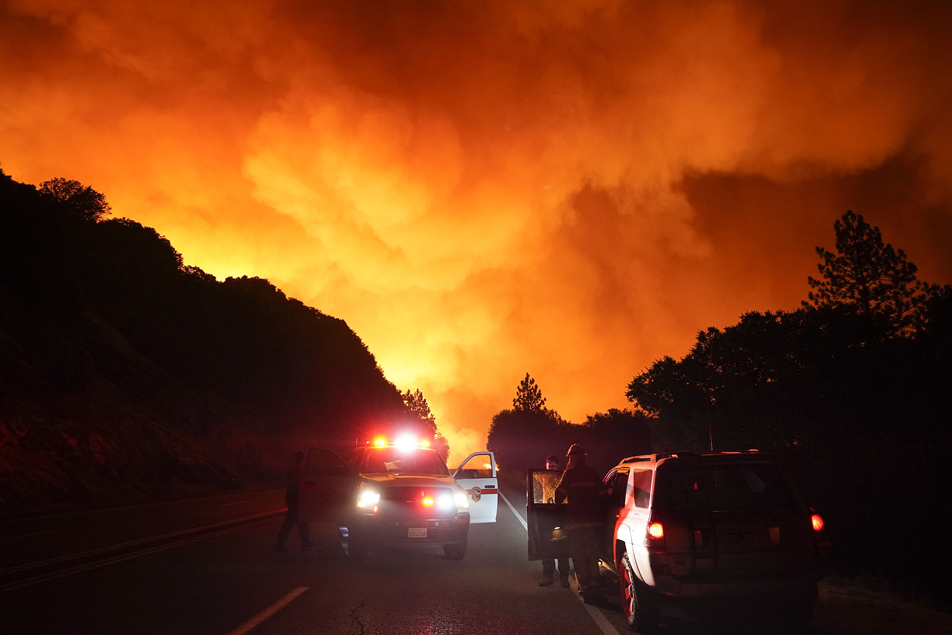 Las personas atrapadas se encuentran actualmente a salvo en áreas temporales de refugio, dijo el teniente Brandon Purcell de la Oficina del Sheriff de Fresno, y calificó el incendio como “un desastre sin precedentes para el condado de Fresno”. (AP Foto/Marcio Jose Sanchez)