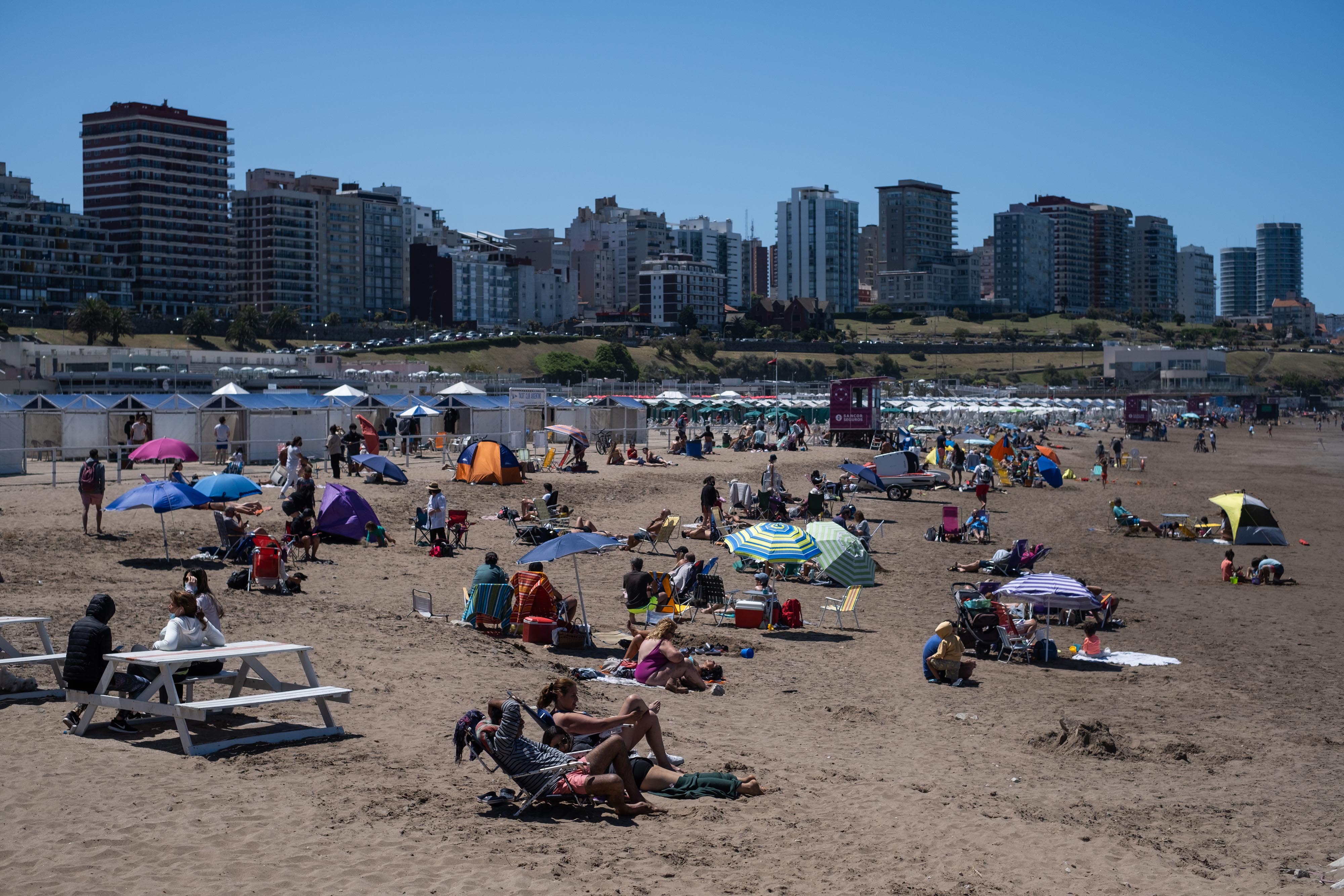 La Costa Atlántica bonaerense recibió a los turistas a pleno sol este fin de semana largo (Télam)
