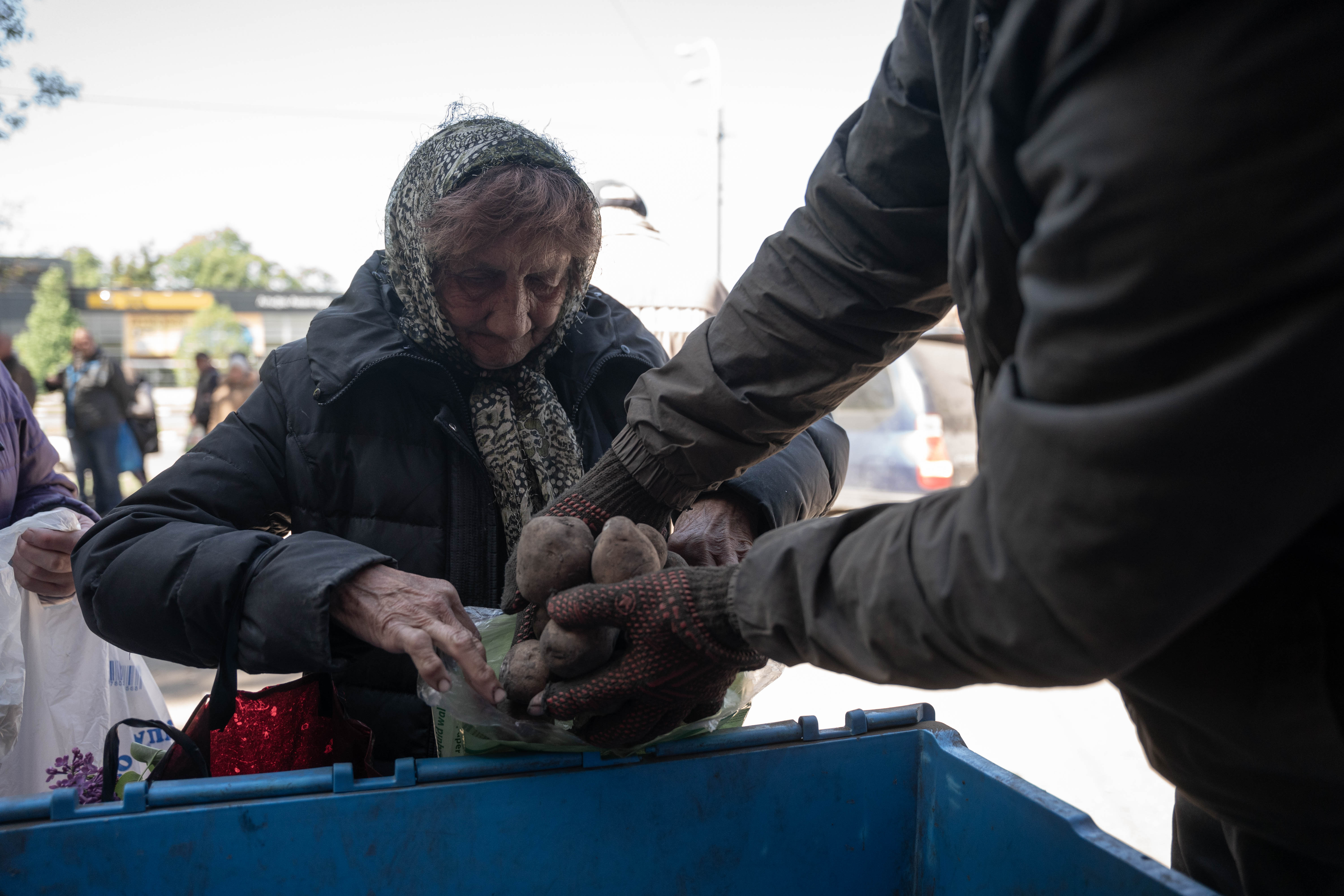 Centro de entrega de alimentos en las afueras de la ciudad de Kharkiv. (Foto: Franco Fafasuli)