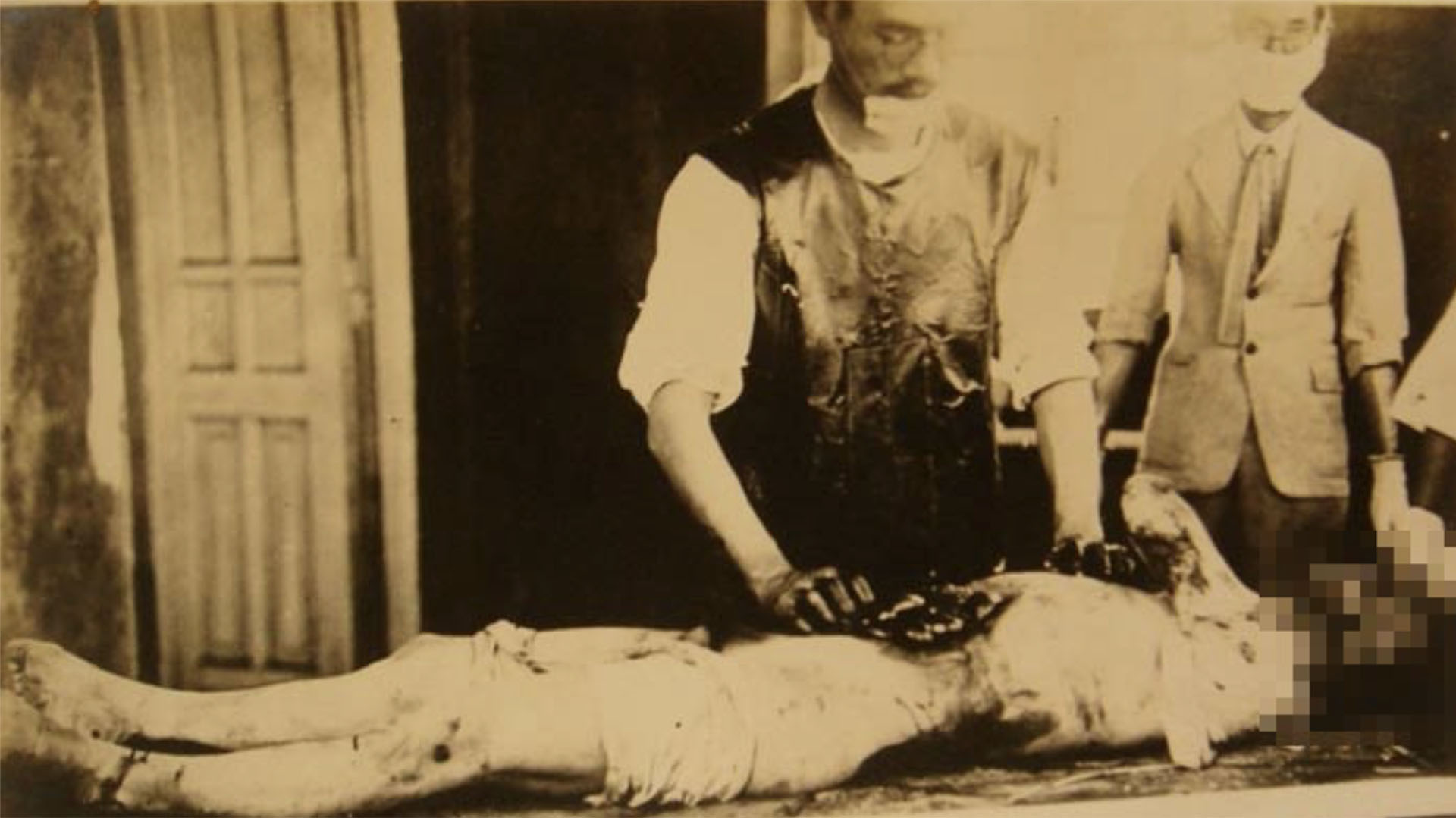 Hipotética fotografía del teniente general Shiro Ishii, responsable de la Unidad 731, realizando una vivisección.