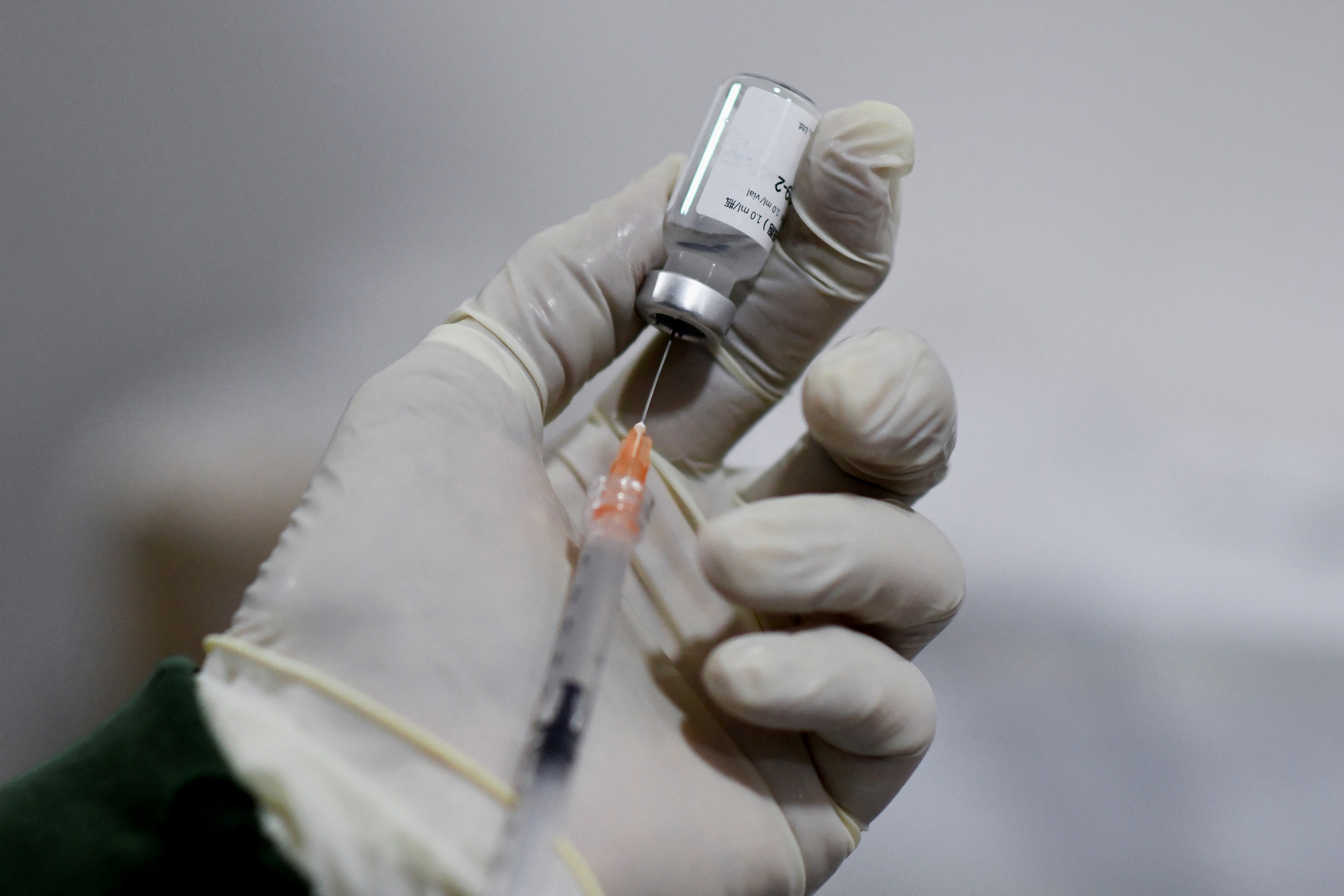 Decenas de países todavía exigen ciertas vacunas para viajeros internacionales (REUTERS/Gaby Oraa)