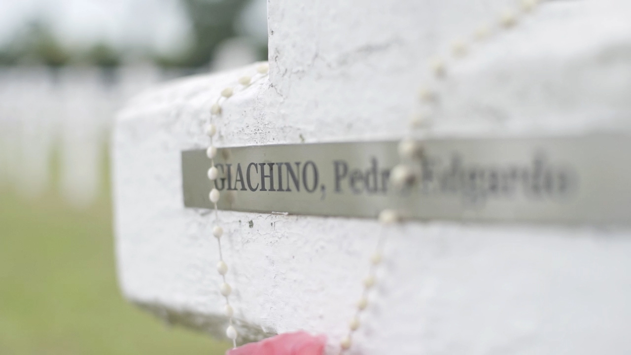 El Capitán Pedro Giachino está enterrado en Mar del Plata, pero el cenotafio de Pilar tiene su nombre en una cruz como recuerdo permanente al primer héroe que murió en la recuperación de Malvinas