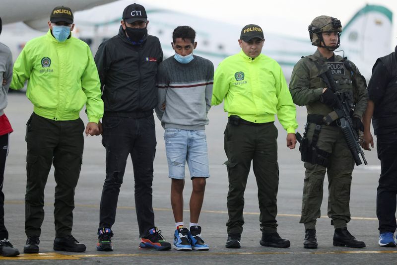 Eiverson Arrieta Zabaleta, implicado en el asesinato del fiscal paraguayo Marcelo Pecci según las autoridades colombianas, es escoltado por policías colombianos a su llegada a un aeropuerto de la policía en Bogotá (REUTERS/Luisa González)