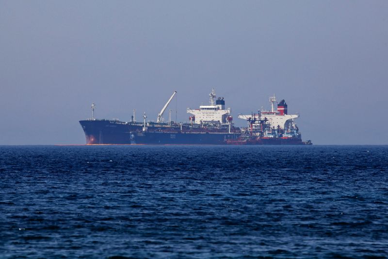IMAGEN DE ARCHIVO. El petrolero de bandera liberiana Ice Energy transfiere crudo del petrolero de bandera iraní Lana (ex Pegas), frente a la costa de Karystos, en la isla de Evia, Grecia, el 26 de mayo (REUTERS/Costas Baltas)