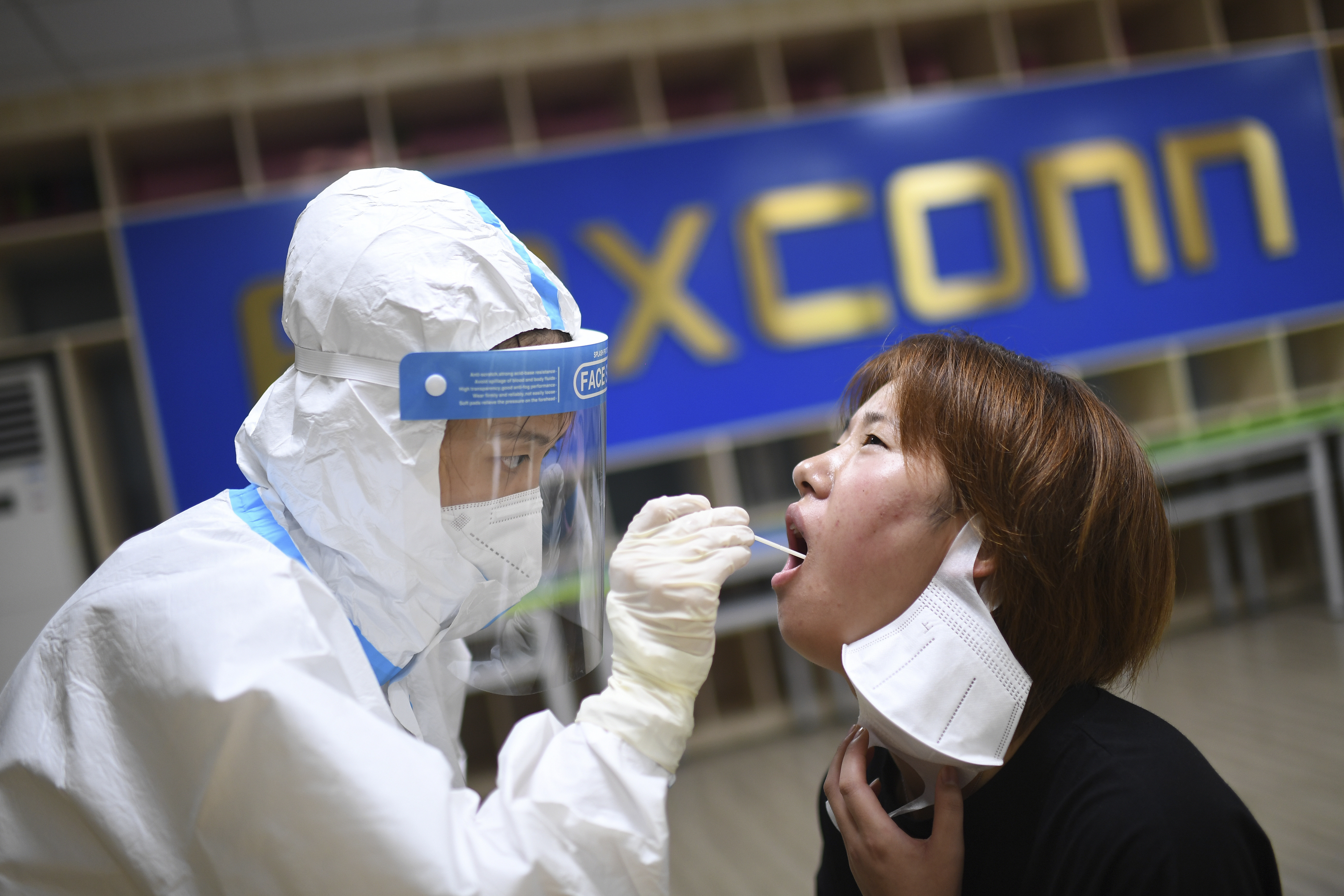 Una trabajadora médica toma muestras para una prueba de COVID-19 (Chinatopix Via AP, Archivo)