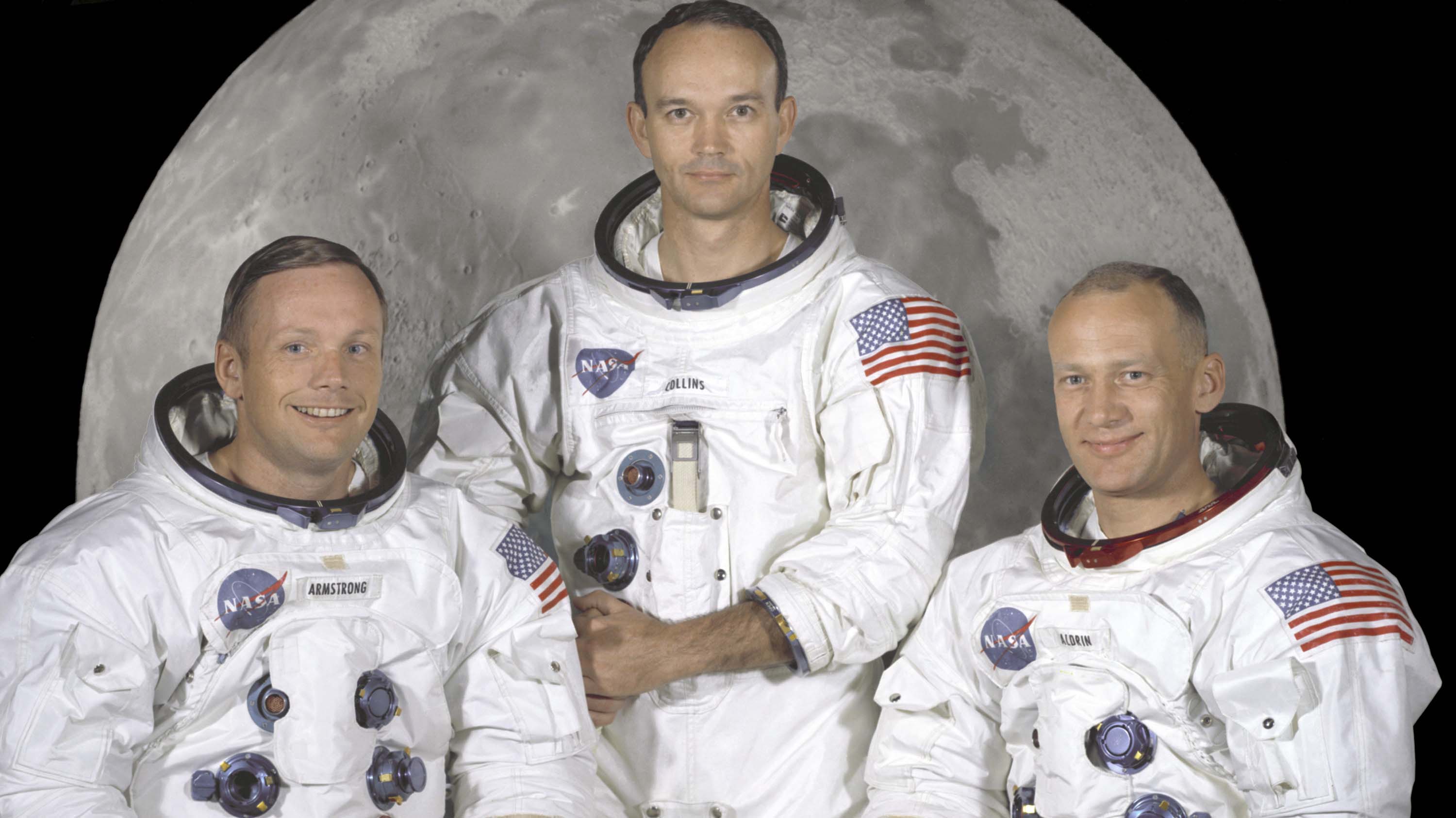  la tripulación del Apolo 11 formada por los astronautas estadounidenses Neil Armstrong, (I) que fue el Comandante de la Misión y el primer hombre en pisar la Luna, Edwin "Buzz" Aldrin, (D), que fue el Piloto del Módulo Lunar, y Michael Collins, (C) que fue el piloto del Módulo de Mando.