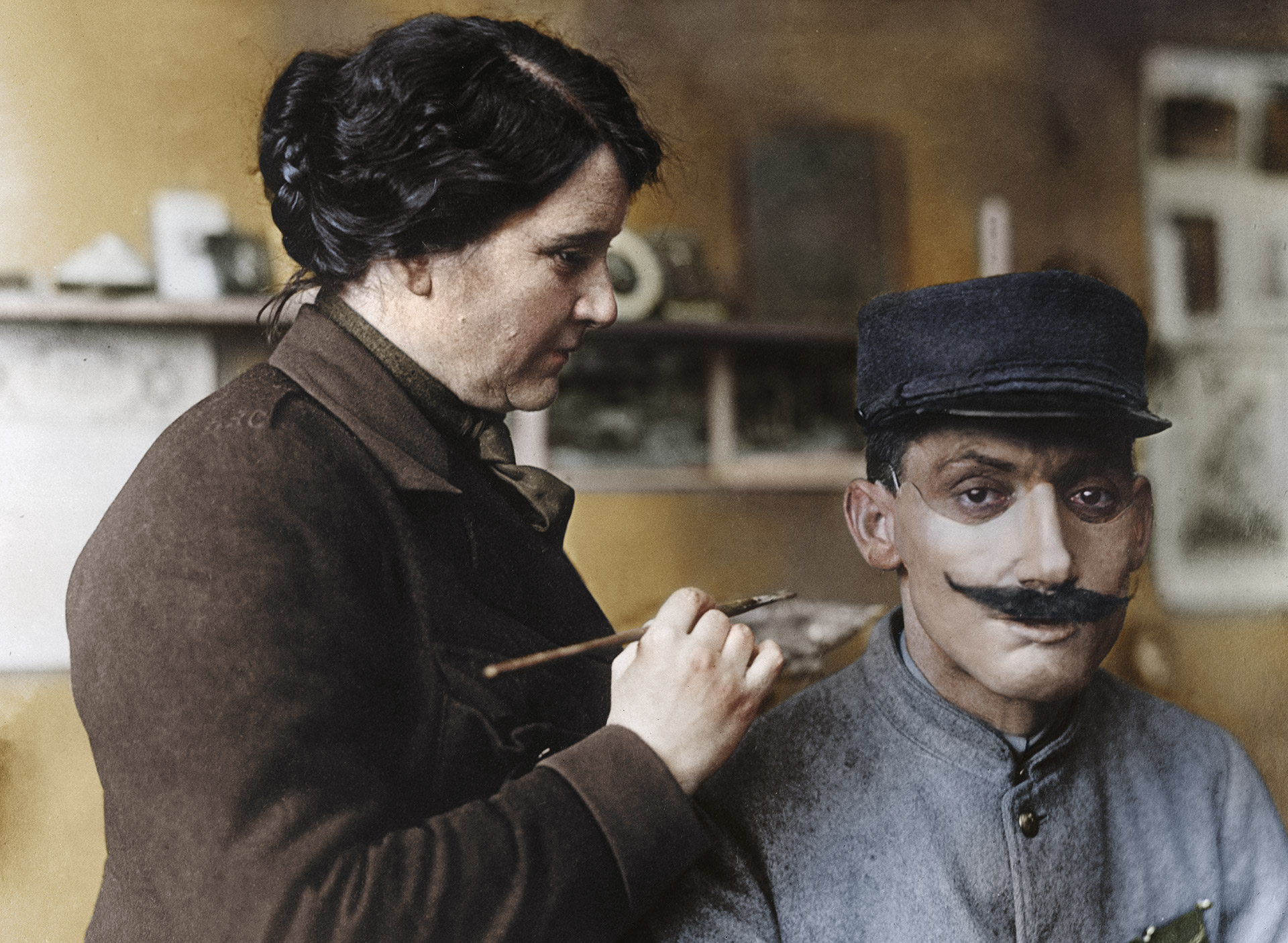 La artista Anna Coleman Ladd trabaja en la máscara fabricada para un soldado francés que fue desfigurado en los combates de la Primera Guerra Mundial (Cortesía Editorial Head of Zeus)