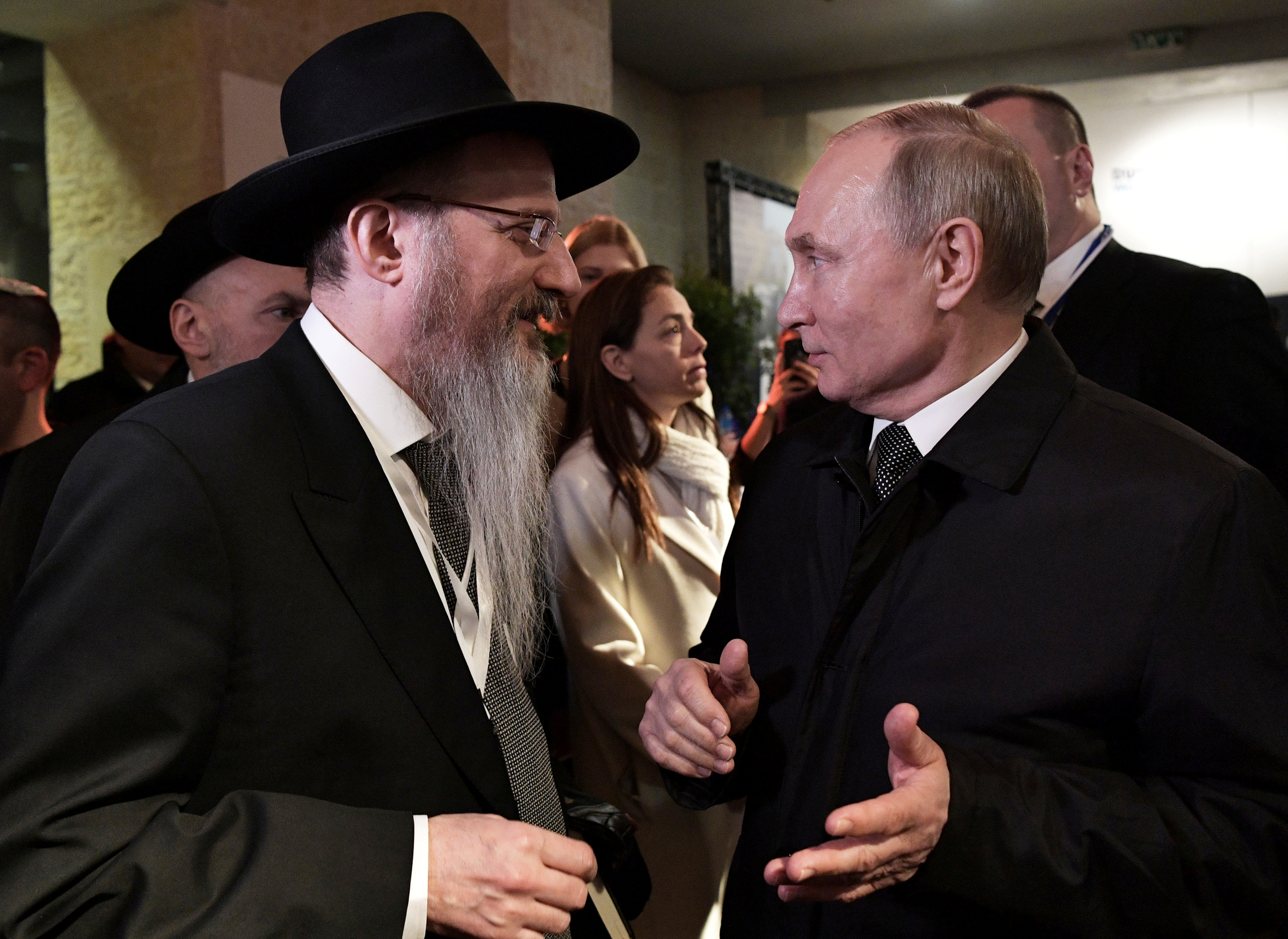El presidente ruso, Vladimir Putin, habla con el rabino principal de Rusia, Berel Lazar, durante el Foro Mundial del Holocausto en Jerusalén, 23 de enero de 2020 (Alexei Nikolskyi/REUTERS)