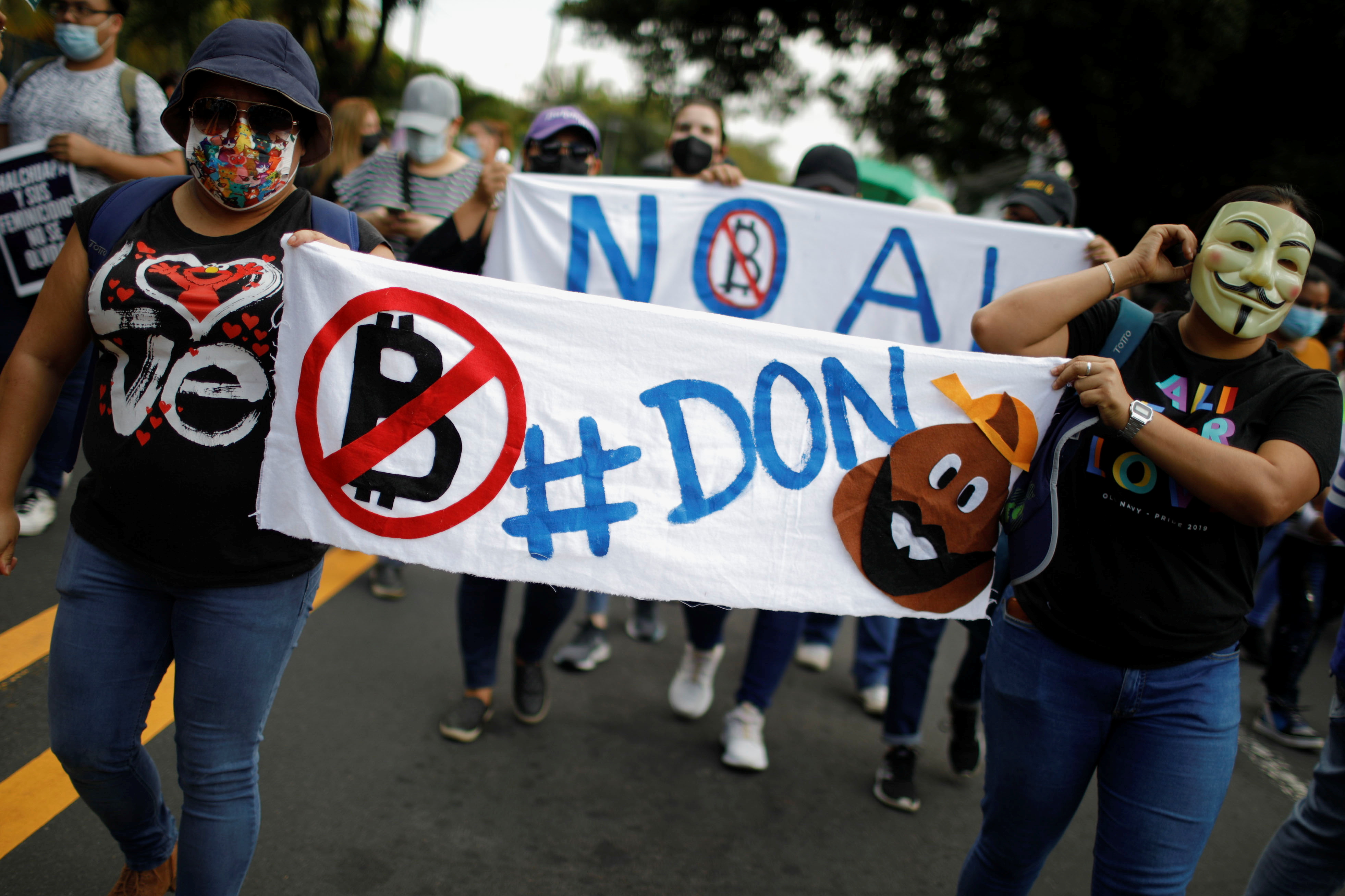 Gente protesta sobre la legalidad del bitcoin en El Salvador. (Foto:  REUTERS/José Cabezas) 