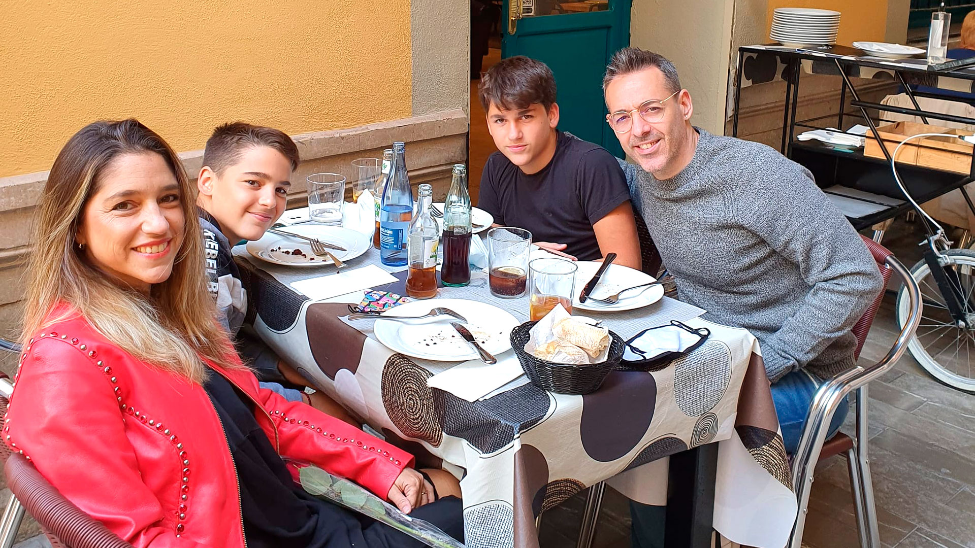 Un almuerzo en familia junto a su mujer Carolina y a sus mellizos de 14 años