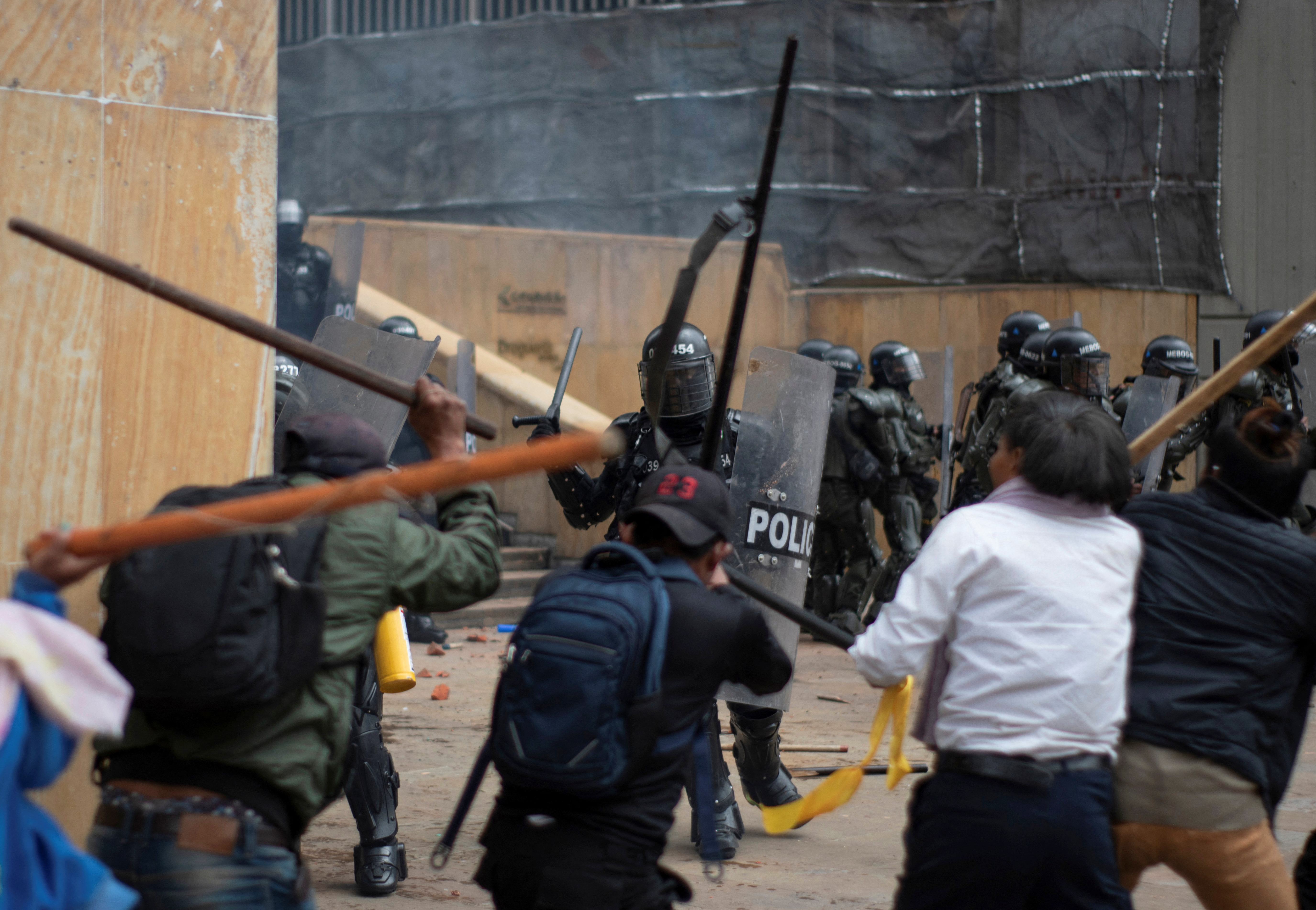 Embera Indigenous people clash with riot police while fighting for the right to land they say belongs to them, in Bogota, Colombia October 19, 2022.  REUTERS/Harry Furia Grafica NO RESALES. NO ARCHIVES