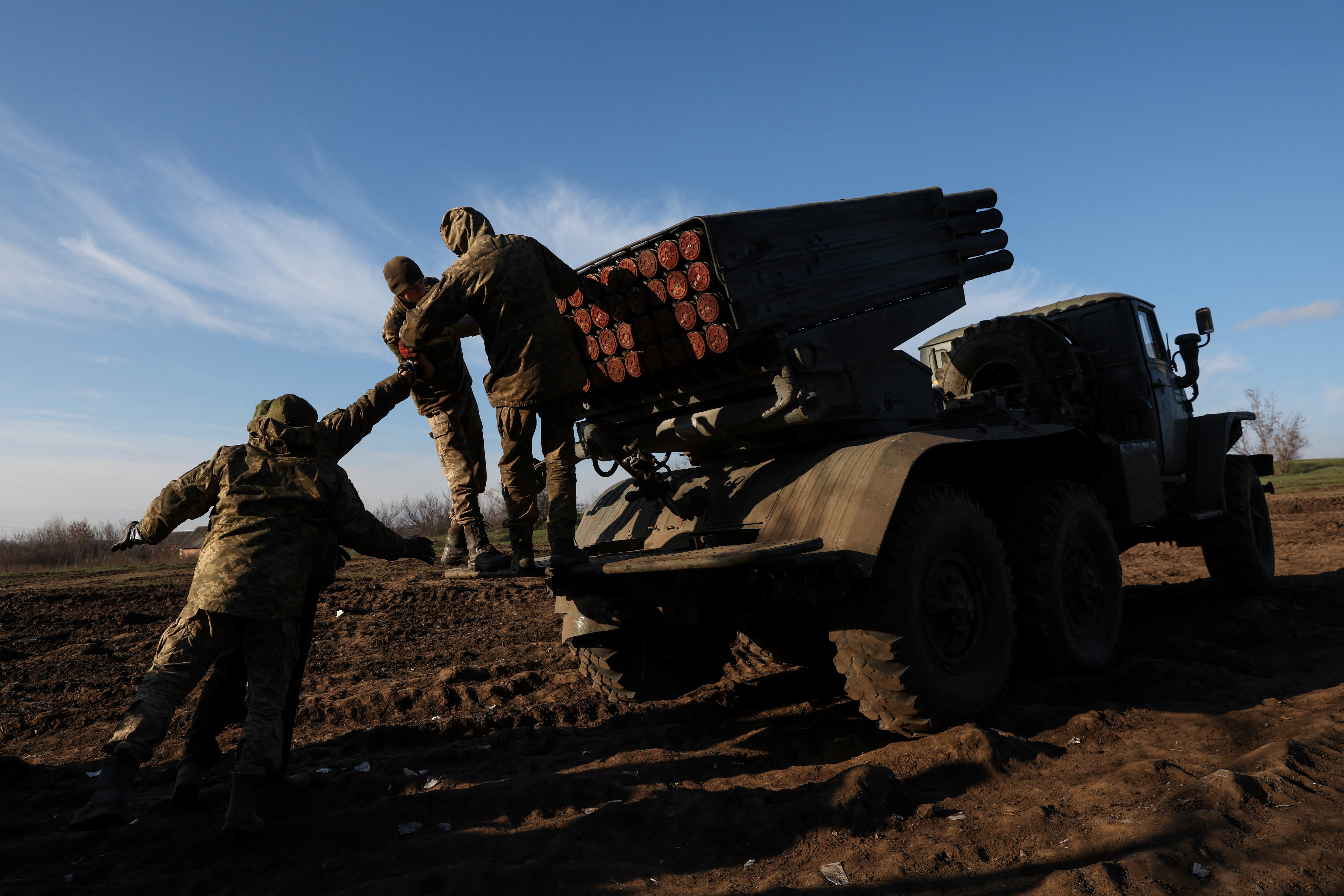 Miembros de la 10th Brigada de Asalto de Montaña ucraniana prepara el sistema múltiple de lanzamiento de misiles BM-21 Grad durante la contraofensiva que se registra en la región de Bakhmut. (REUTERS/Shannon Stapleton).