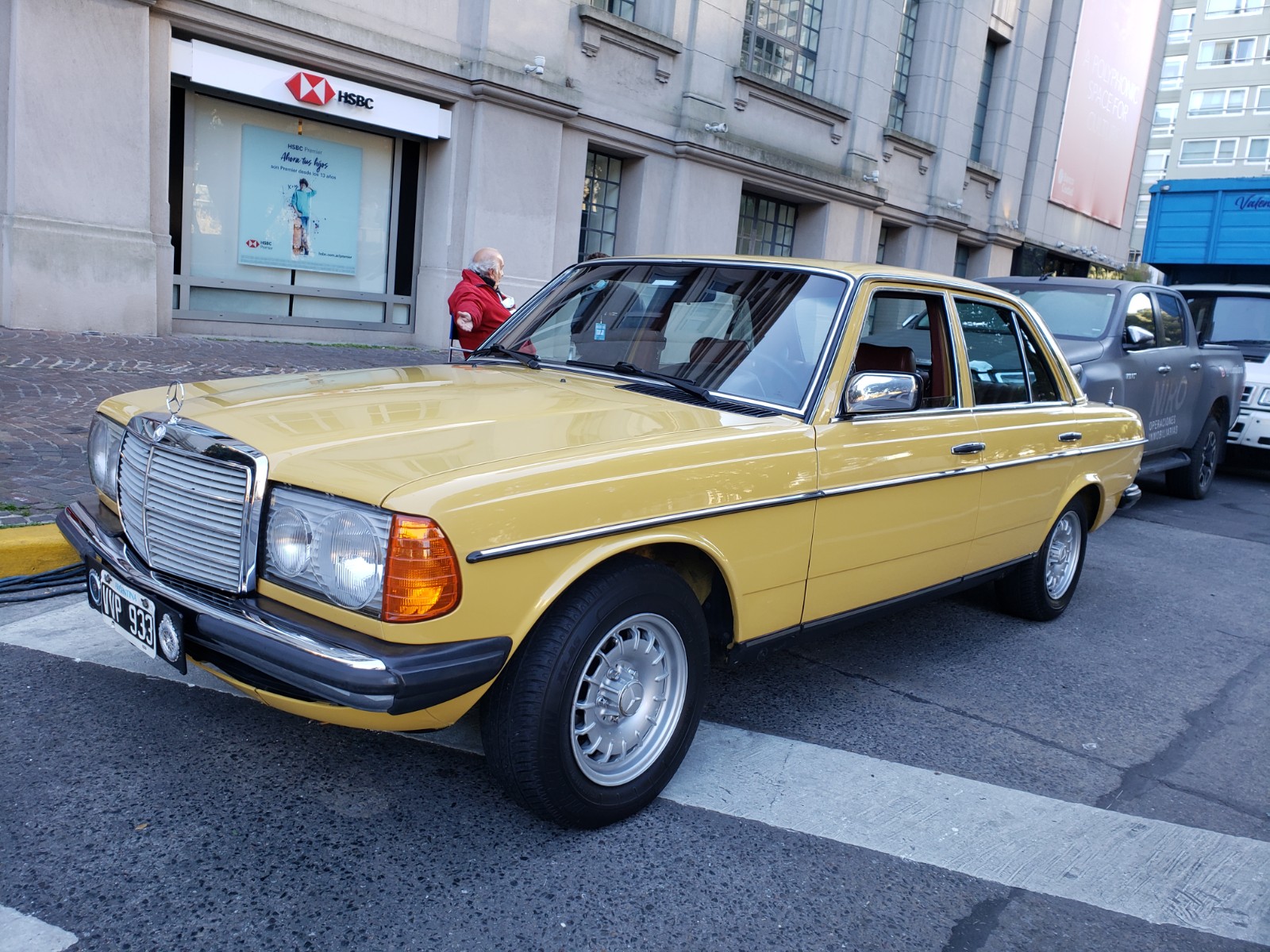 The yellow Mercedes Benz of the 80s was the main setting for Robert De Niro's early scenes with Luis Brandoni