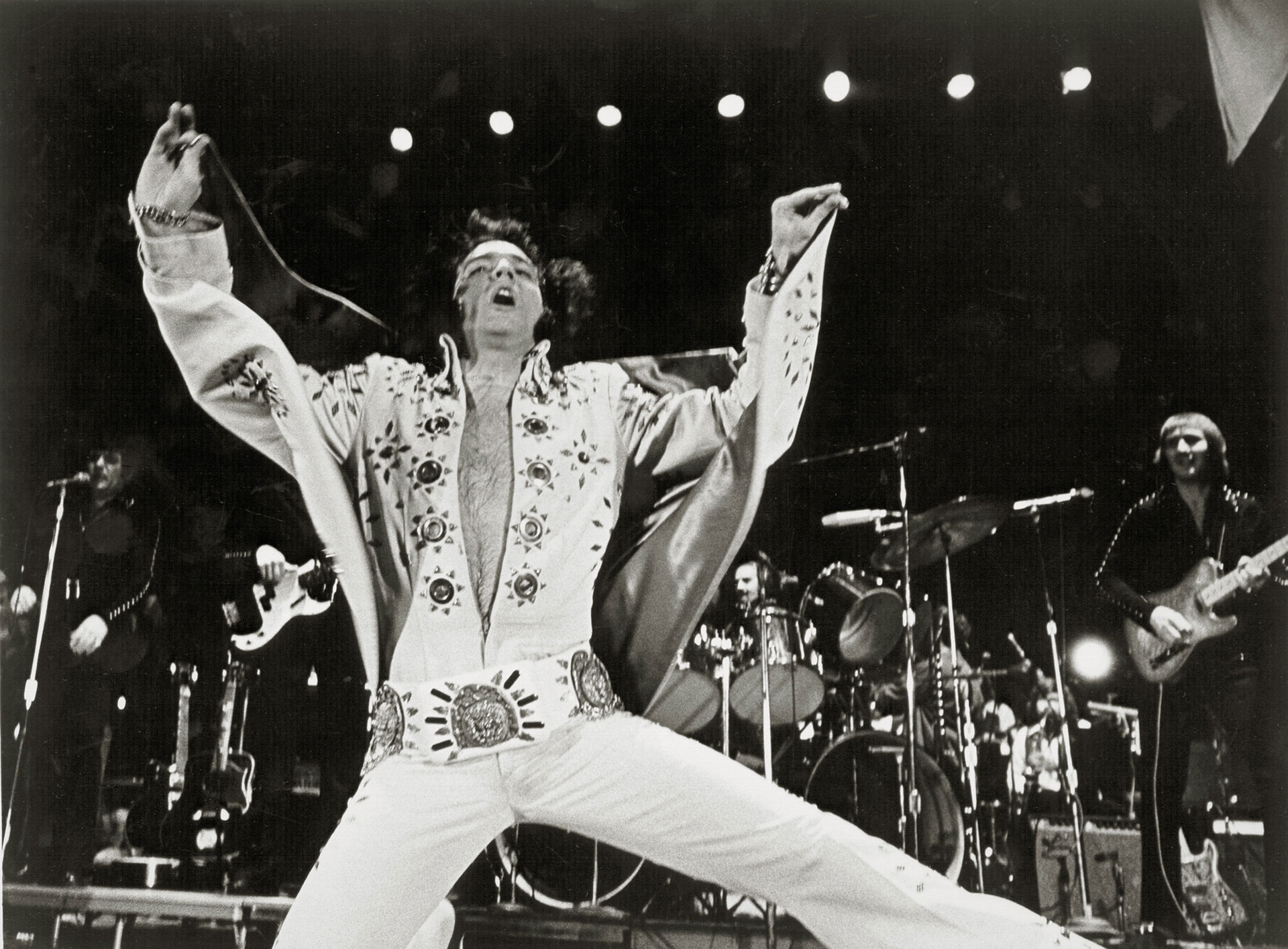 Elvis durante uno de sus clásicos shows en Las Vegas (Grosby)