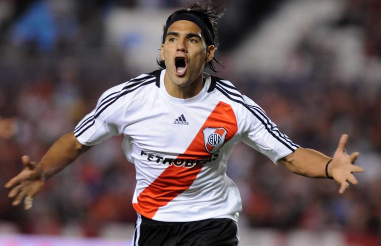 Radamel Falcao gritando uno de sus 111 goles con la camiseta Millonaria