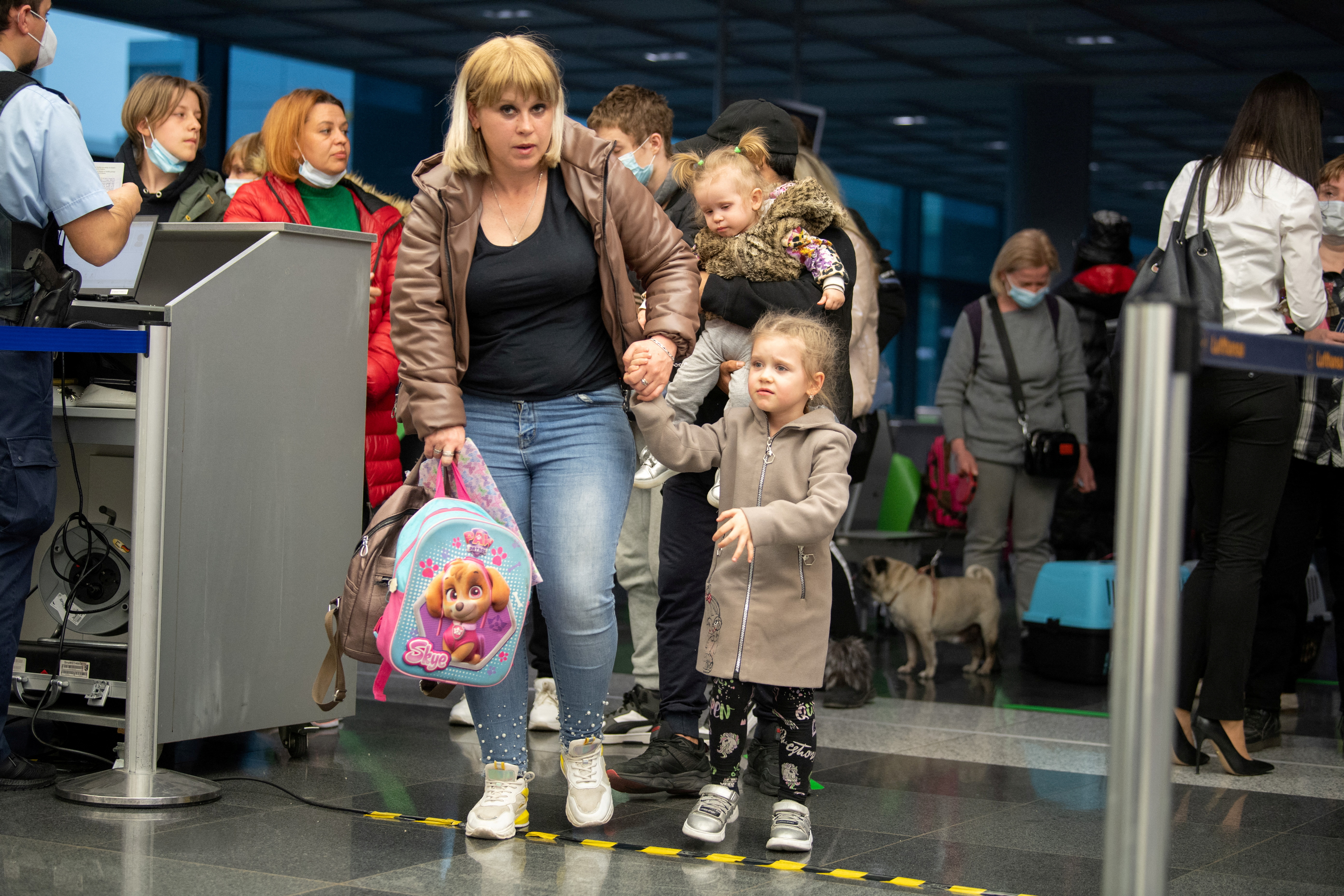 FOTO DE ARCHIVO: Refugiados ucranianos que llegaron a Alemania con un primer avión de refugiados procedentes de Moldavia hacen cola, tras huir de la invasión rusa de Ucrania, en el aeropuerto internacional de Frankfurt, Alemania, 25 de marzo de 2022. Boris Roessler/Pool vía REUTERS