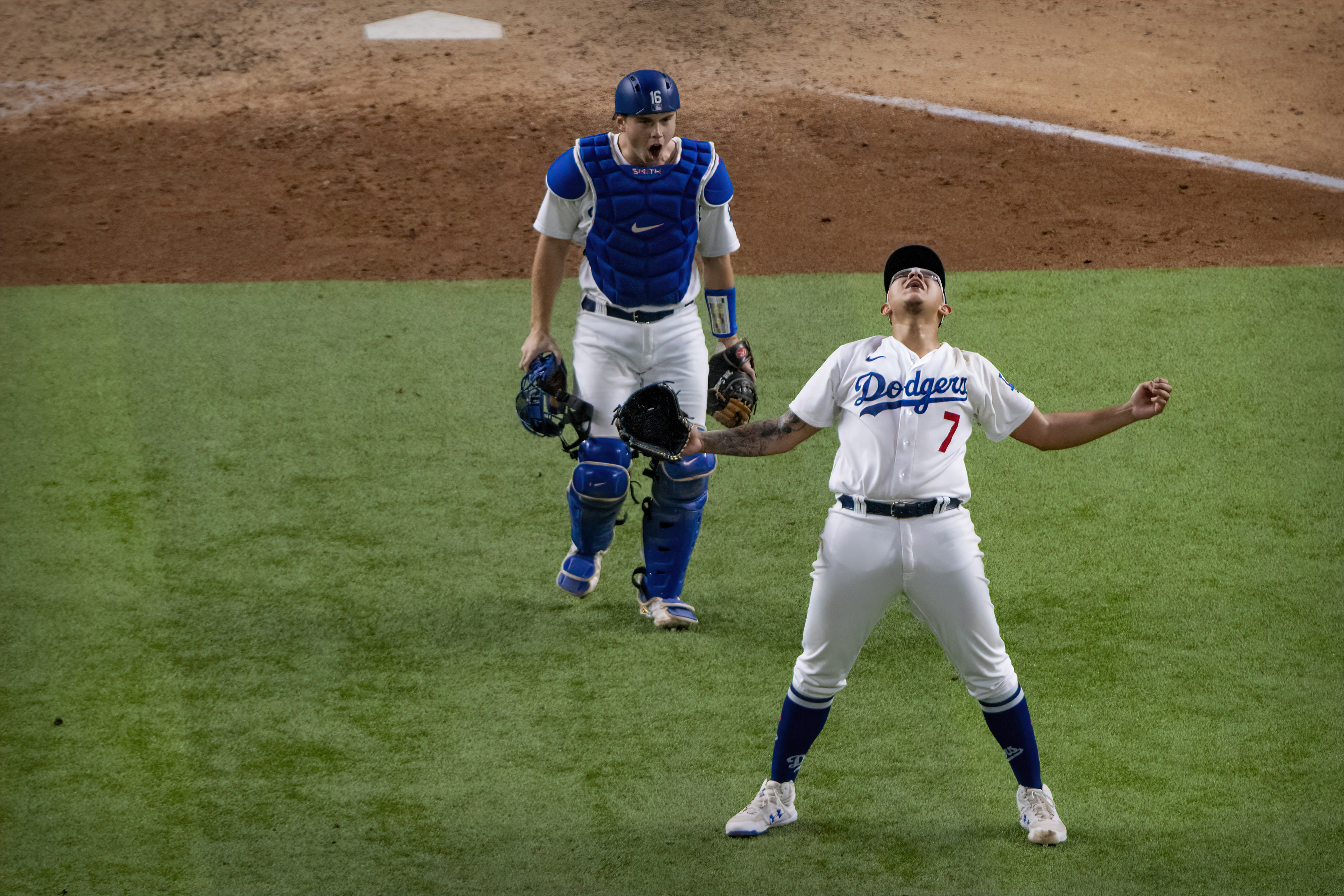 El mexicano retiró a nueve bateadores en su última aparición y metió a Dodgers a la Serie Mundial (Foto: Reuters)
