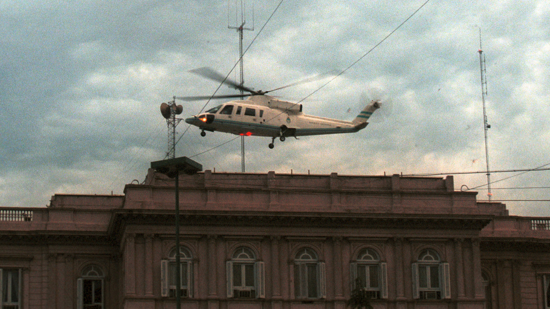 El helicóptero despega de Olivos. De la Rúa se va del gobierno después de 740 días