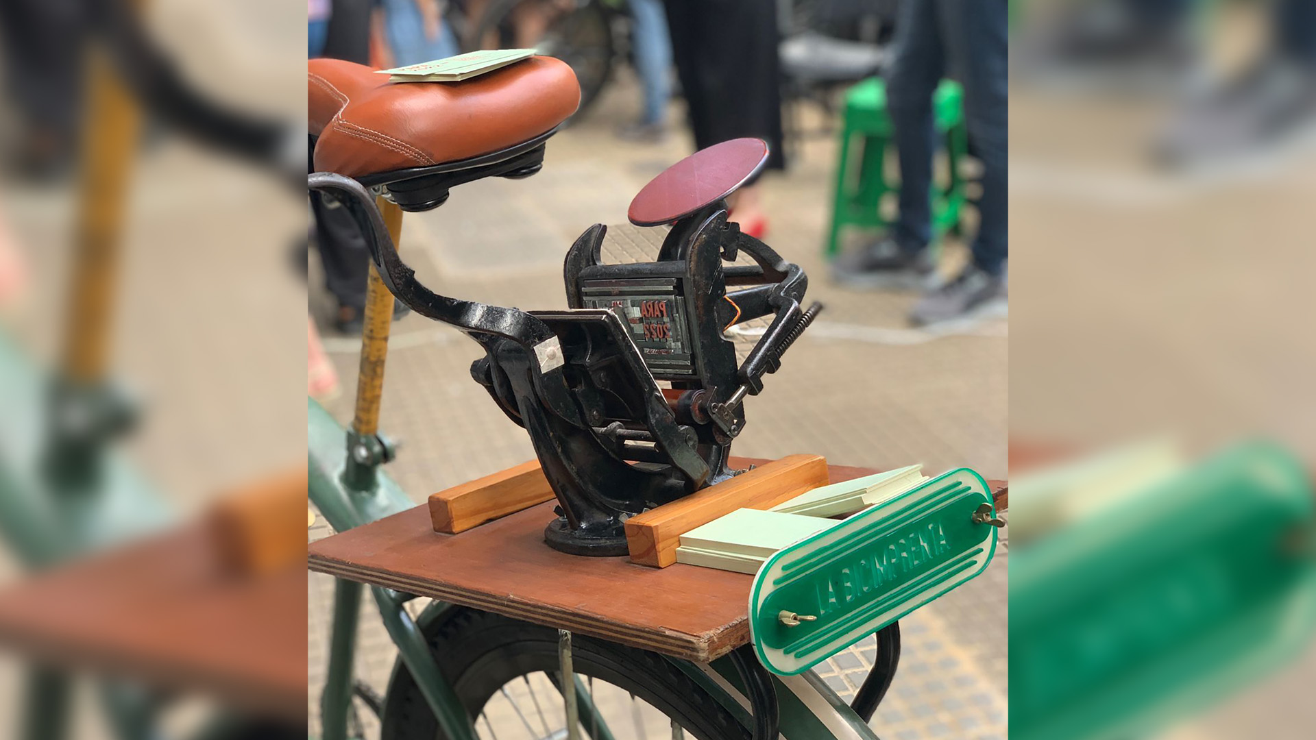 Una bicicleta intervenida, una máquina tipográfica de 1910 y la acción de un joven que en la calle convierte papeles en mensajes