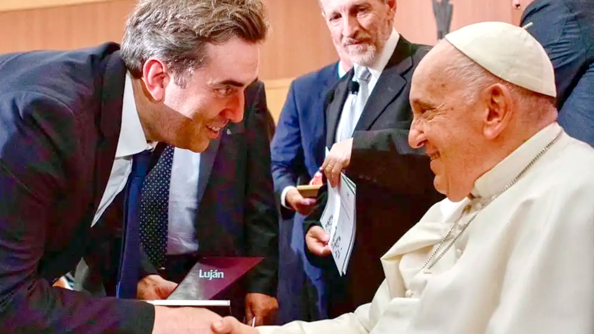 En medio del conflicto por el basural a cielo abierto el intendente de Luján visitó al Papa Francisco
