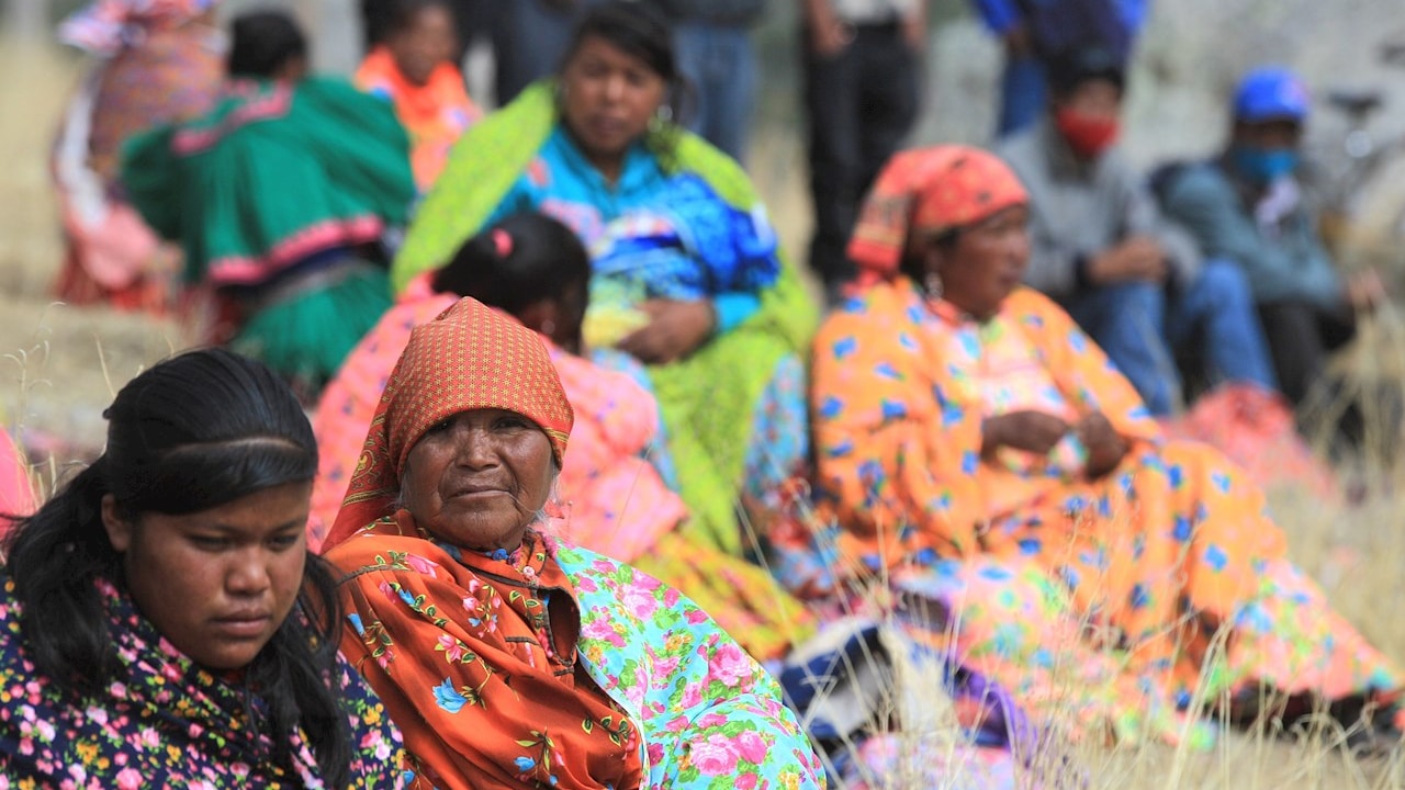 Indígenas rarámuris se reúnen para recibir ayuda alimentaria, en la comunidad de Guachochi (Foto: EFE)