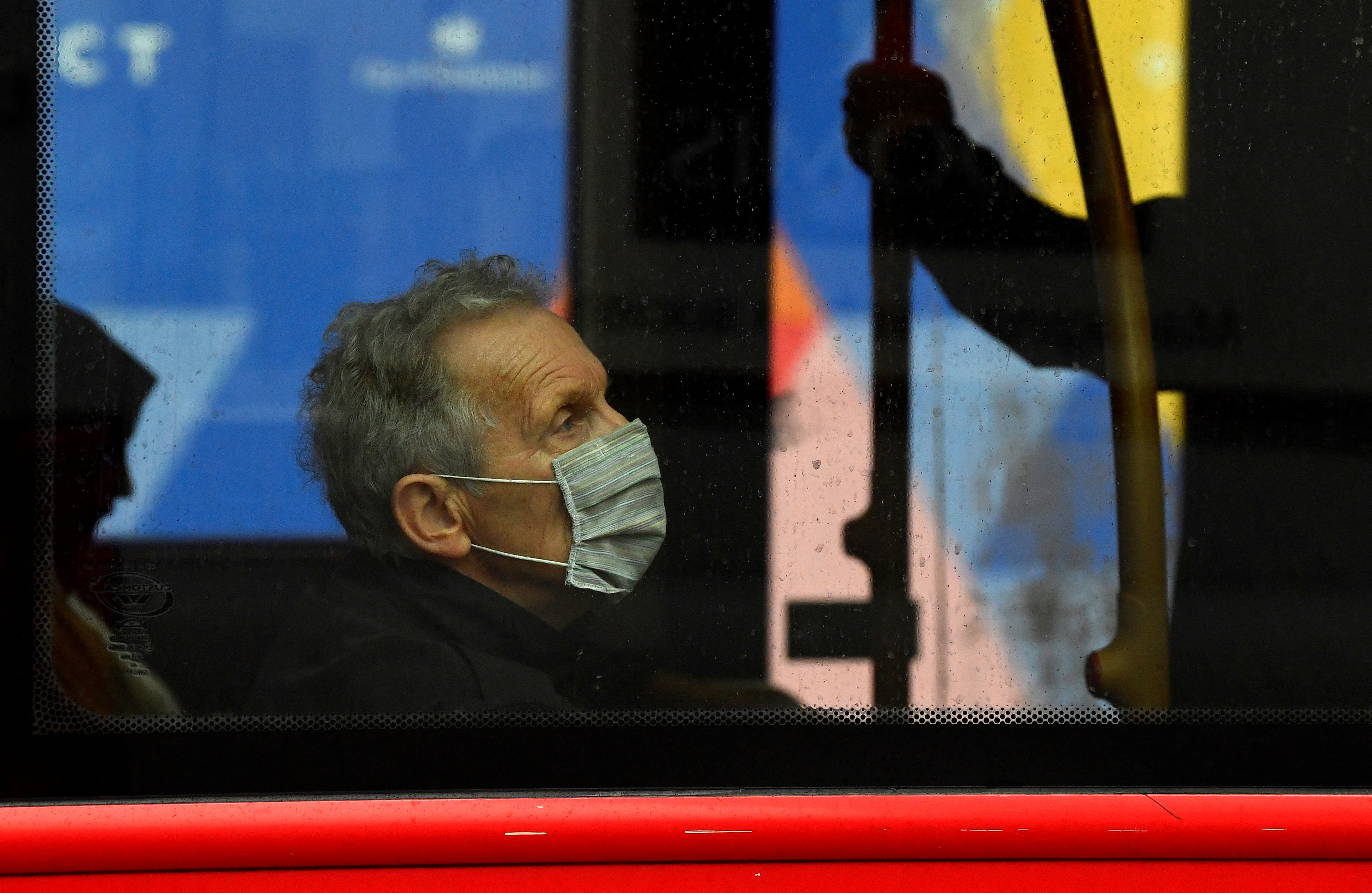 Otros medios de transporte, como los autobuses y los trenes, también son espacios de riesgo de contagio (REUTERS/Toby Melville)
